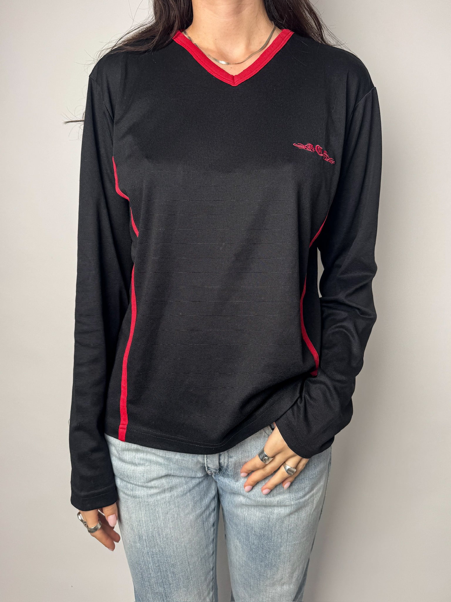 חולצת לוגו שחור ואדום (L)