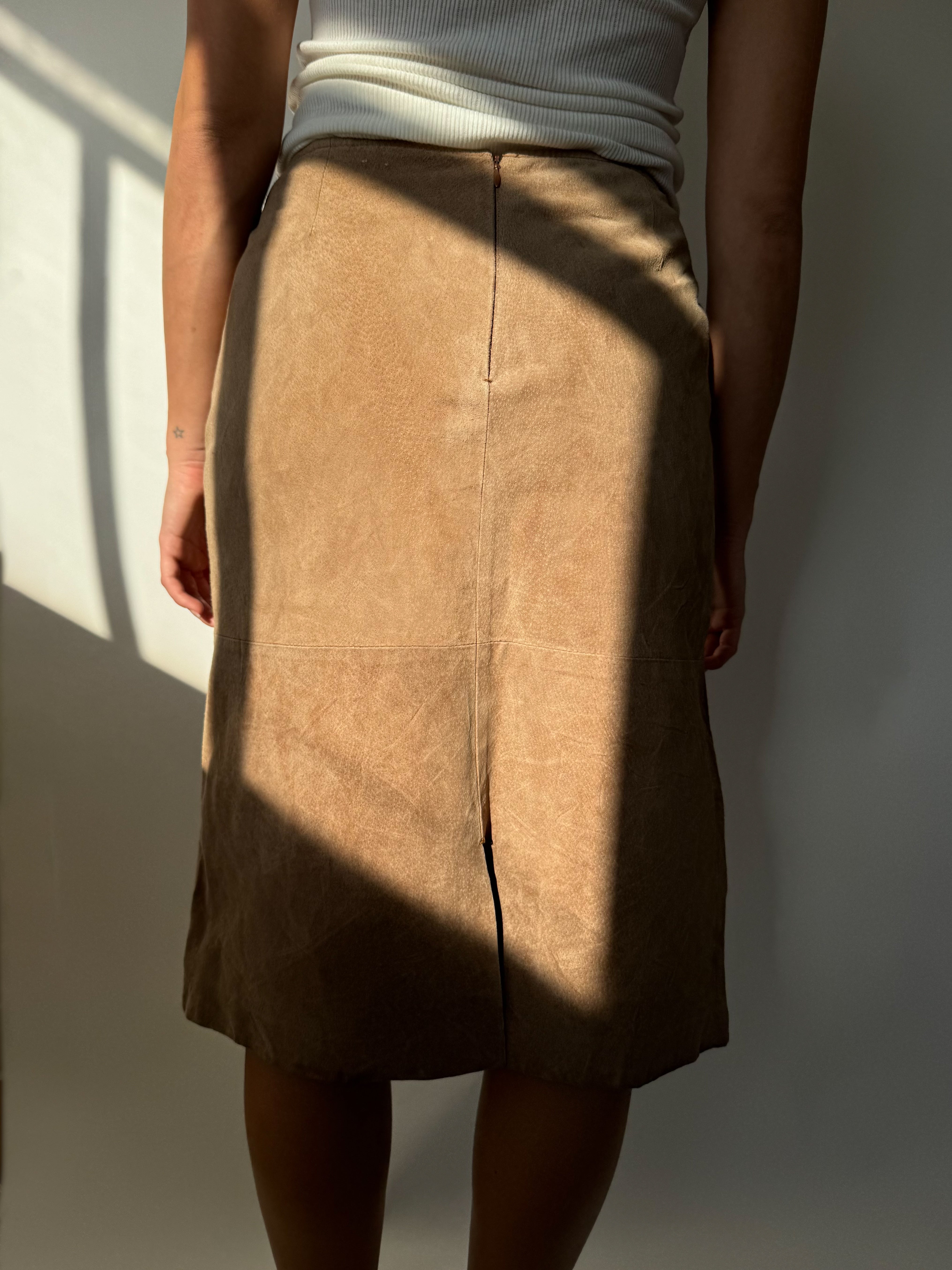 חצאית מידי זמש בצבע בז׳ (38)