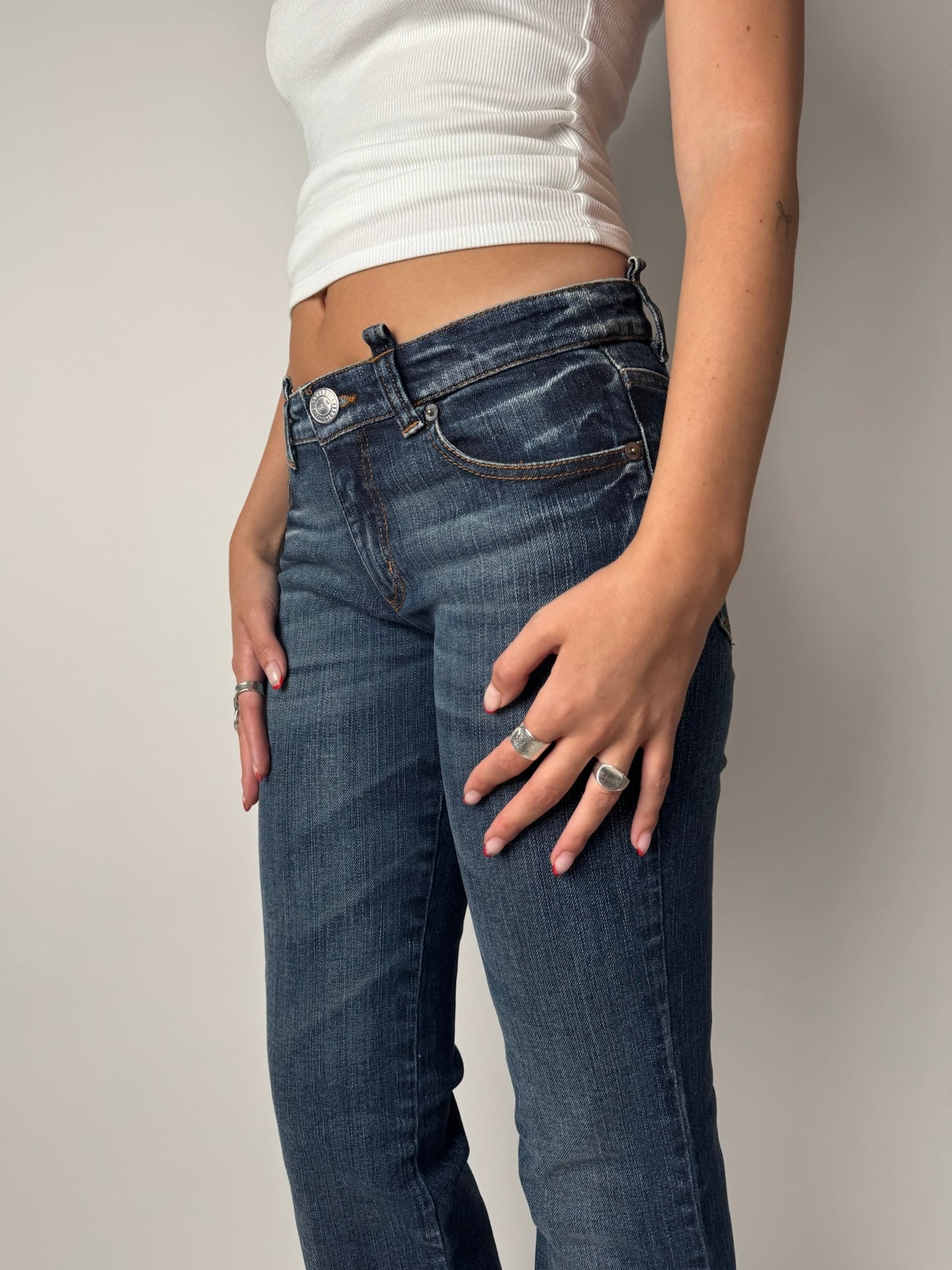 ג׳ינס כהה בגזרה נמוכה (34)