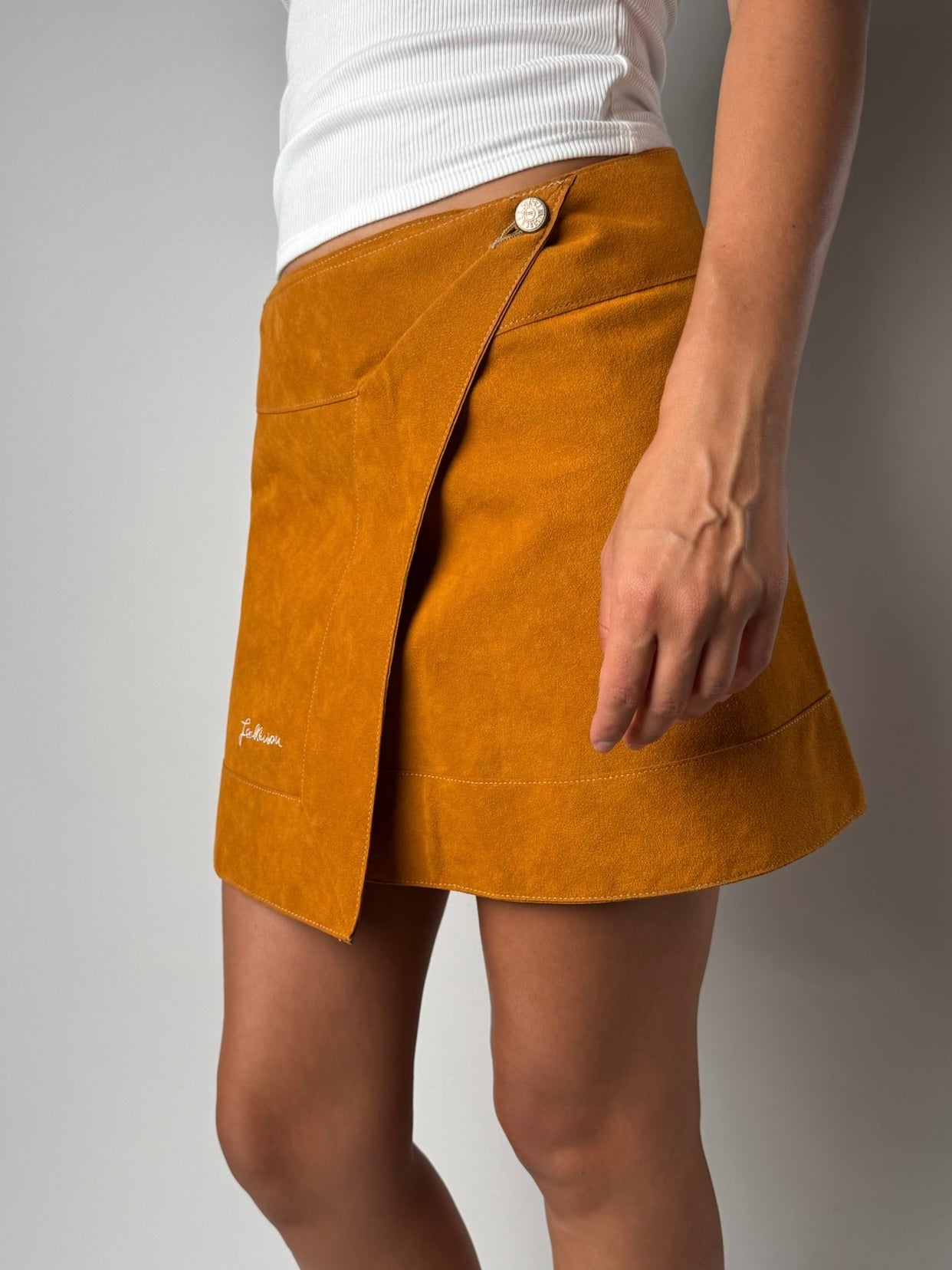 חצאית מיני מעטפת דמויית זמש (38)