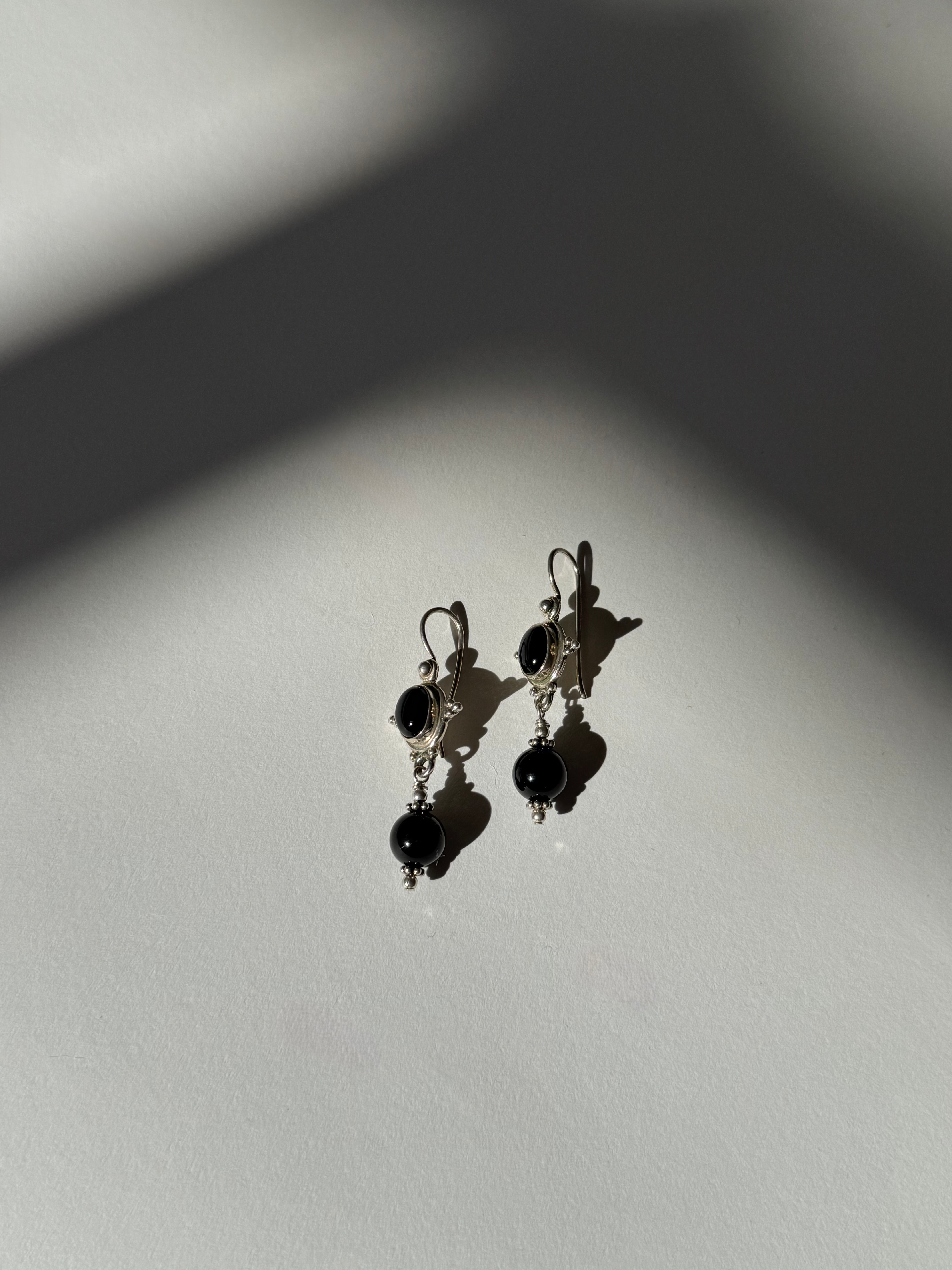 עגילי כסף בשילוב אבנים שחורות