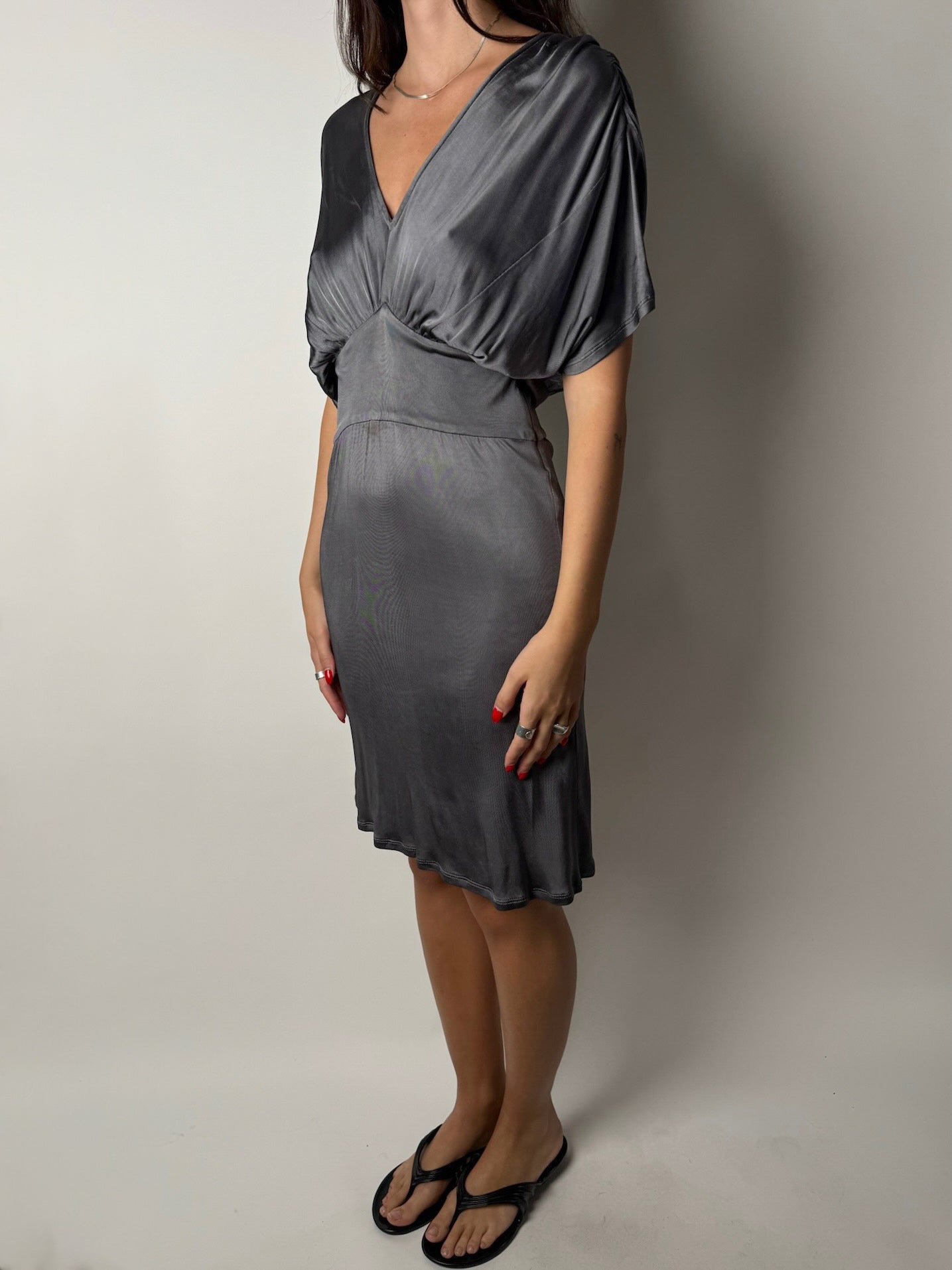 שמלת מידי סאטן אפורה GUESS (S-M)