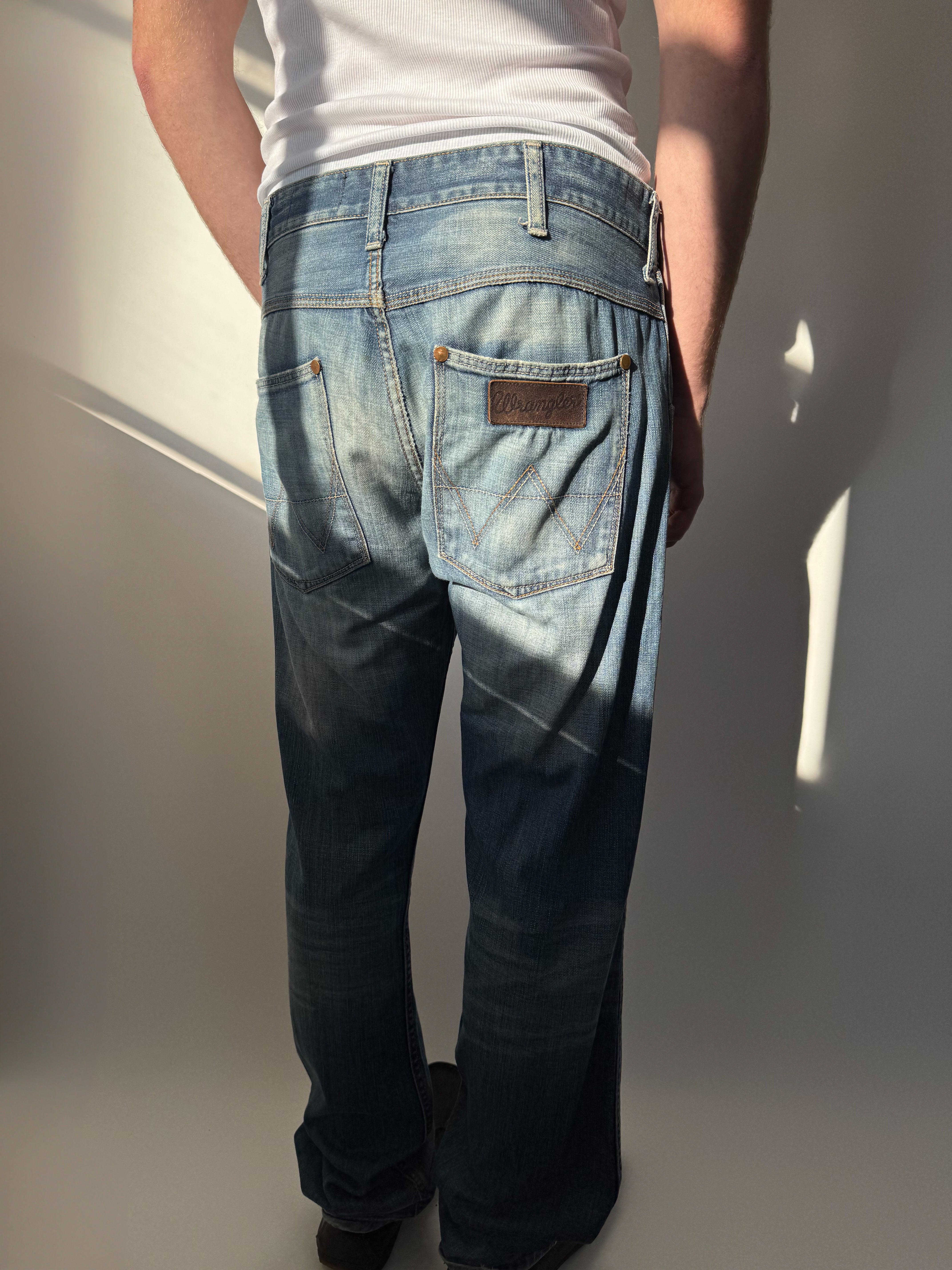 ג׳ינס משופשף עם קרע Wrangler (44)