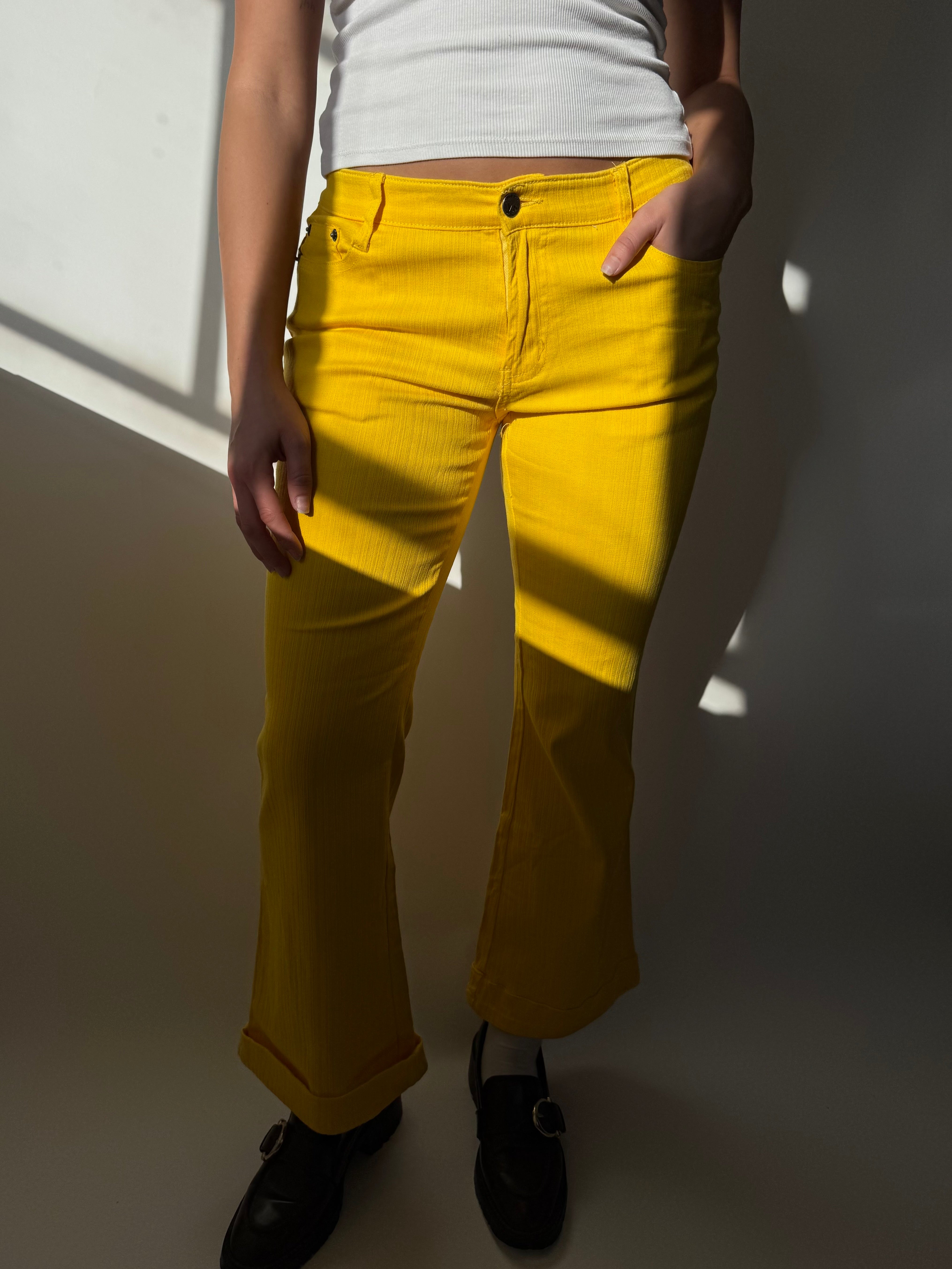 מכנסיים צהובים עם טקסטורת פסים (38)