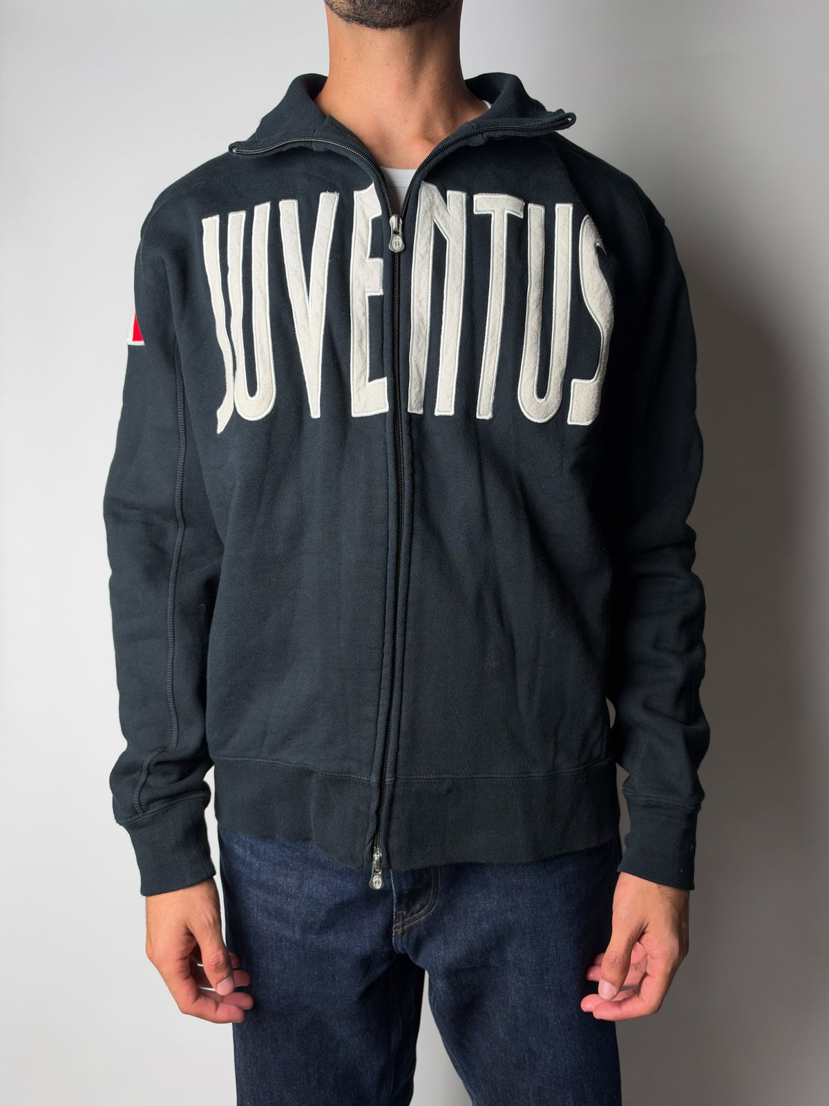 סווטשרט שחור בשילוב פאצ׳ים (L) Juventus