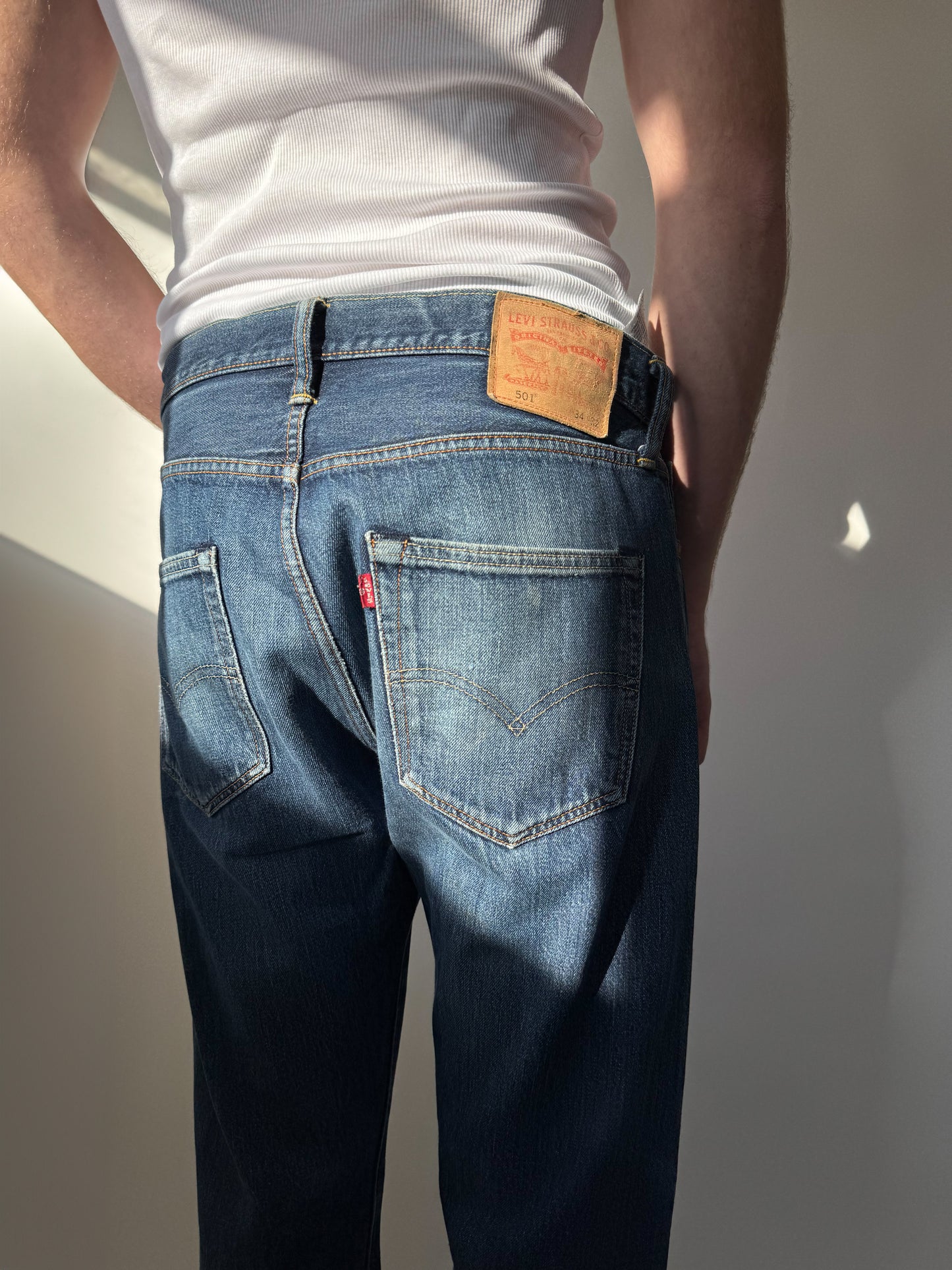 ג׳ינס כהה ומשופשף Levi’s 501 (44)