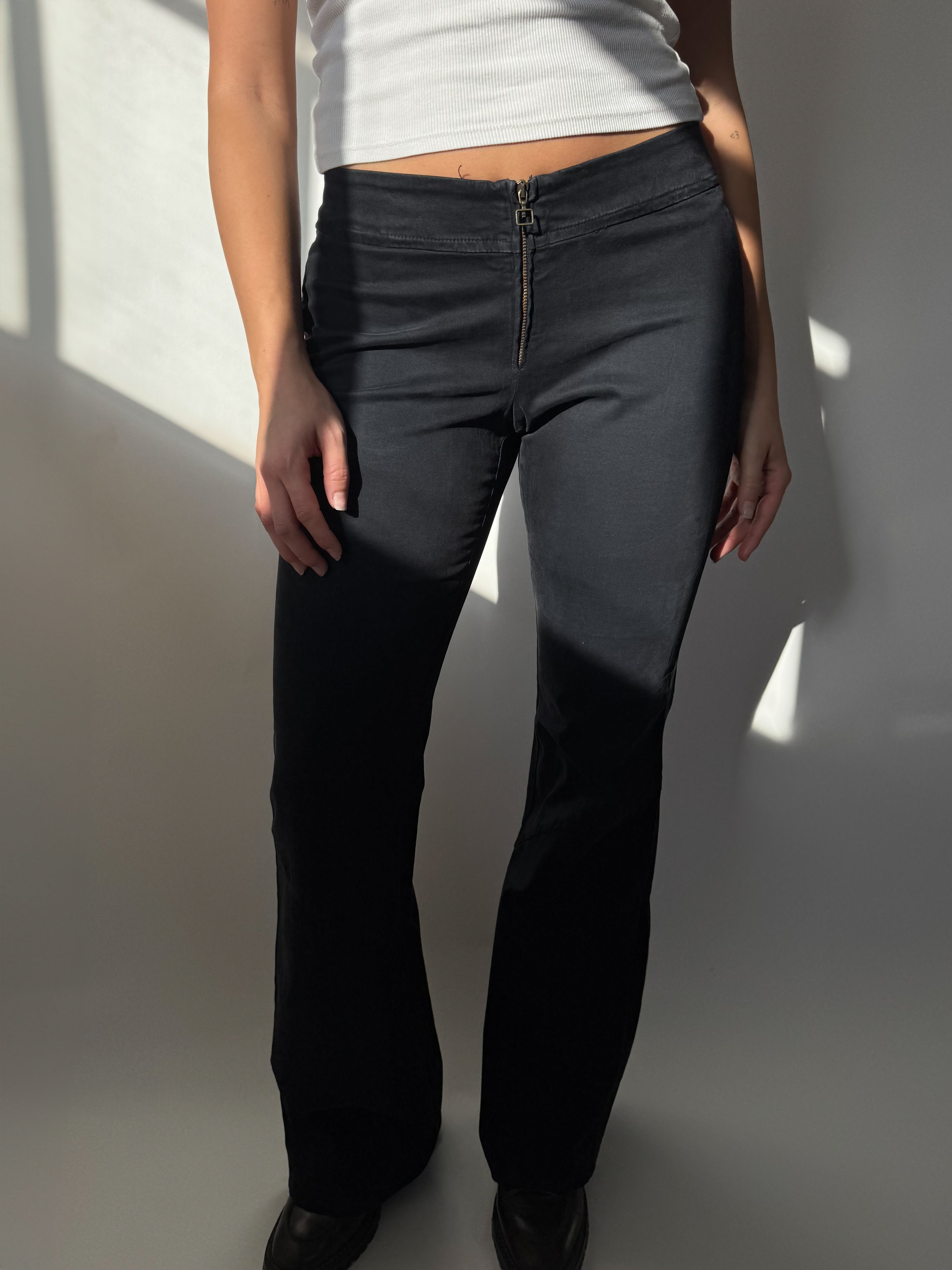 מכנסיים שחורים בגזרה מתרחבת Replay (38)