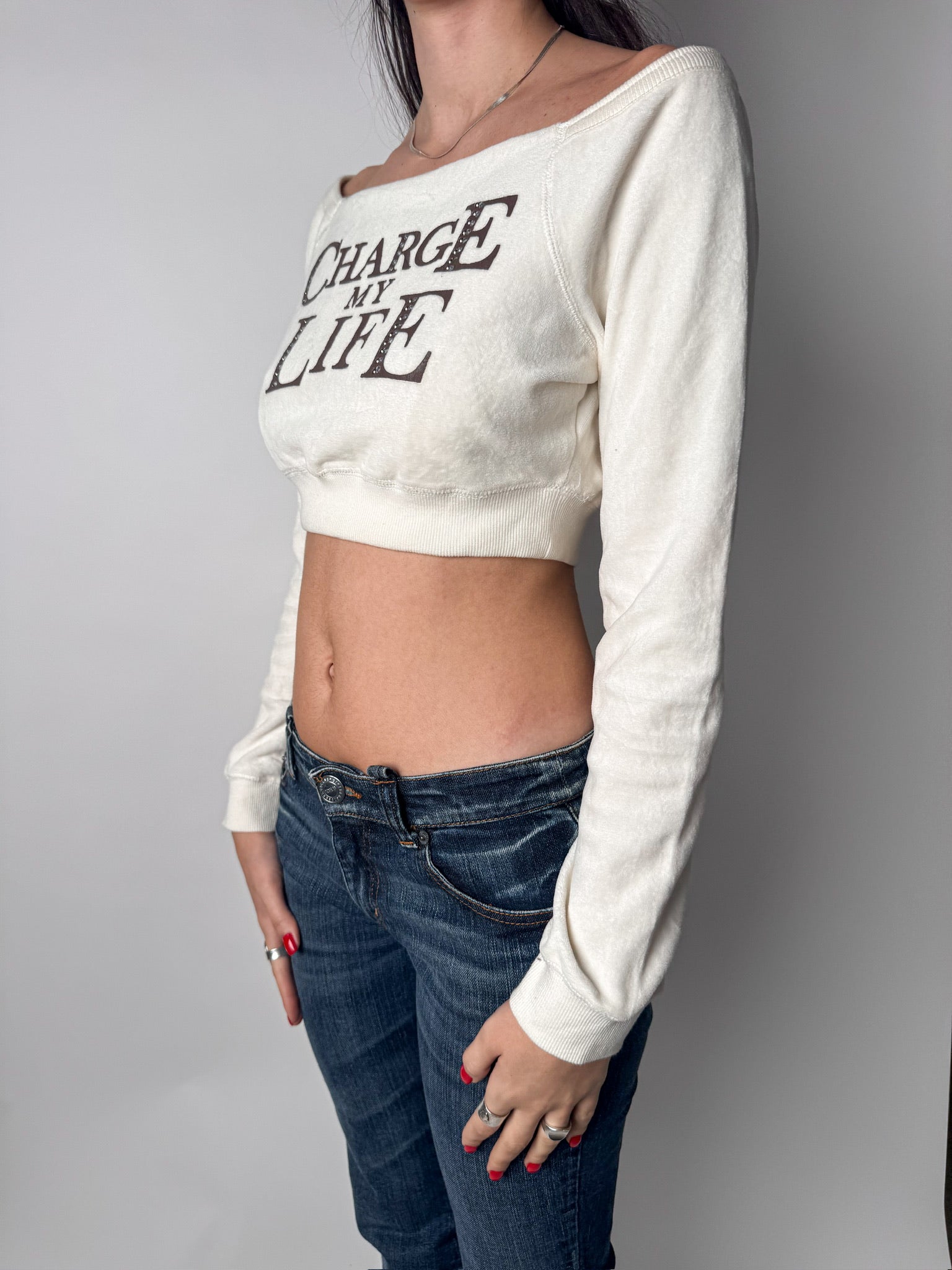 חולצת קרופ קטיפה עם כיתוב (S)