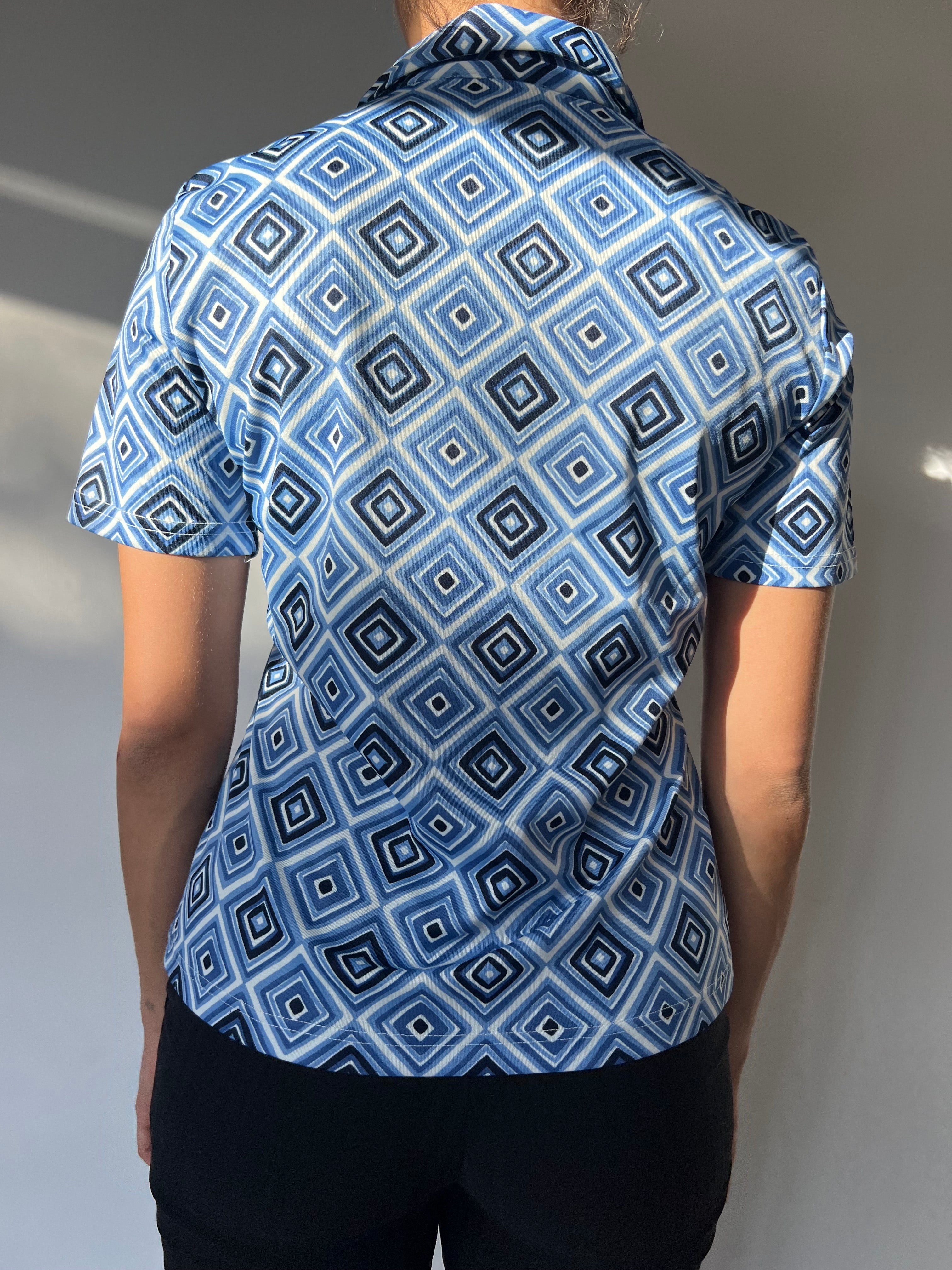 חולצה מכופתרת עם הדפס מעויינים (M)