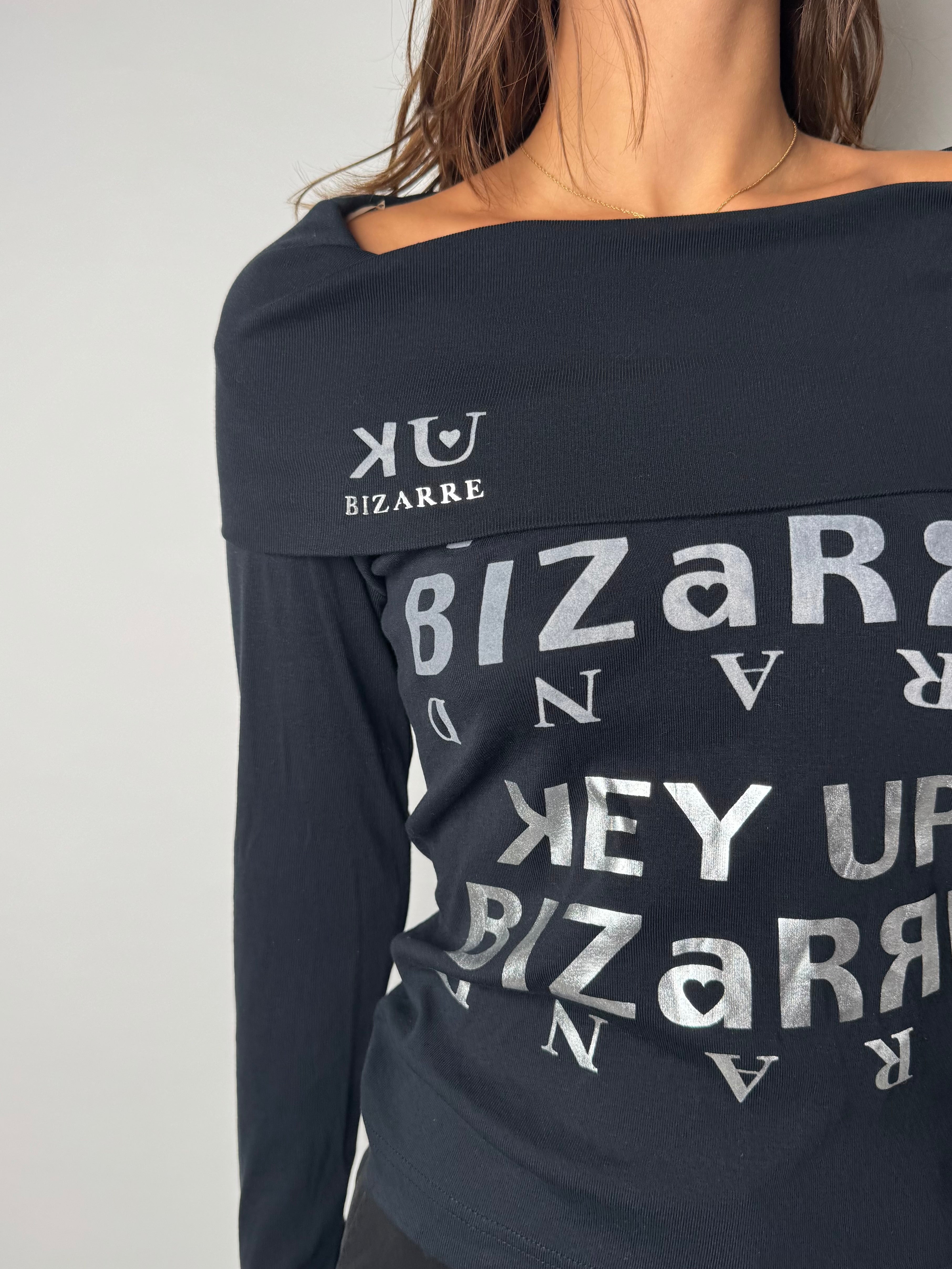 חולצת אוף שולדר בהדפס (S)