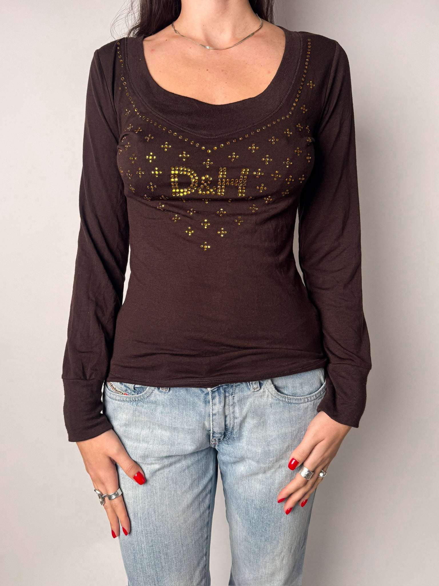 חולצה חומה עם אבנים זהובות מנצנצות (S)