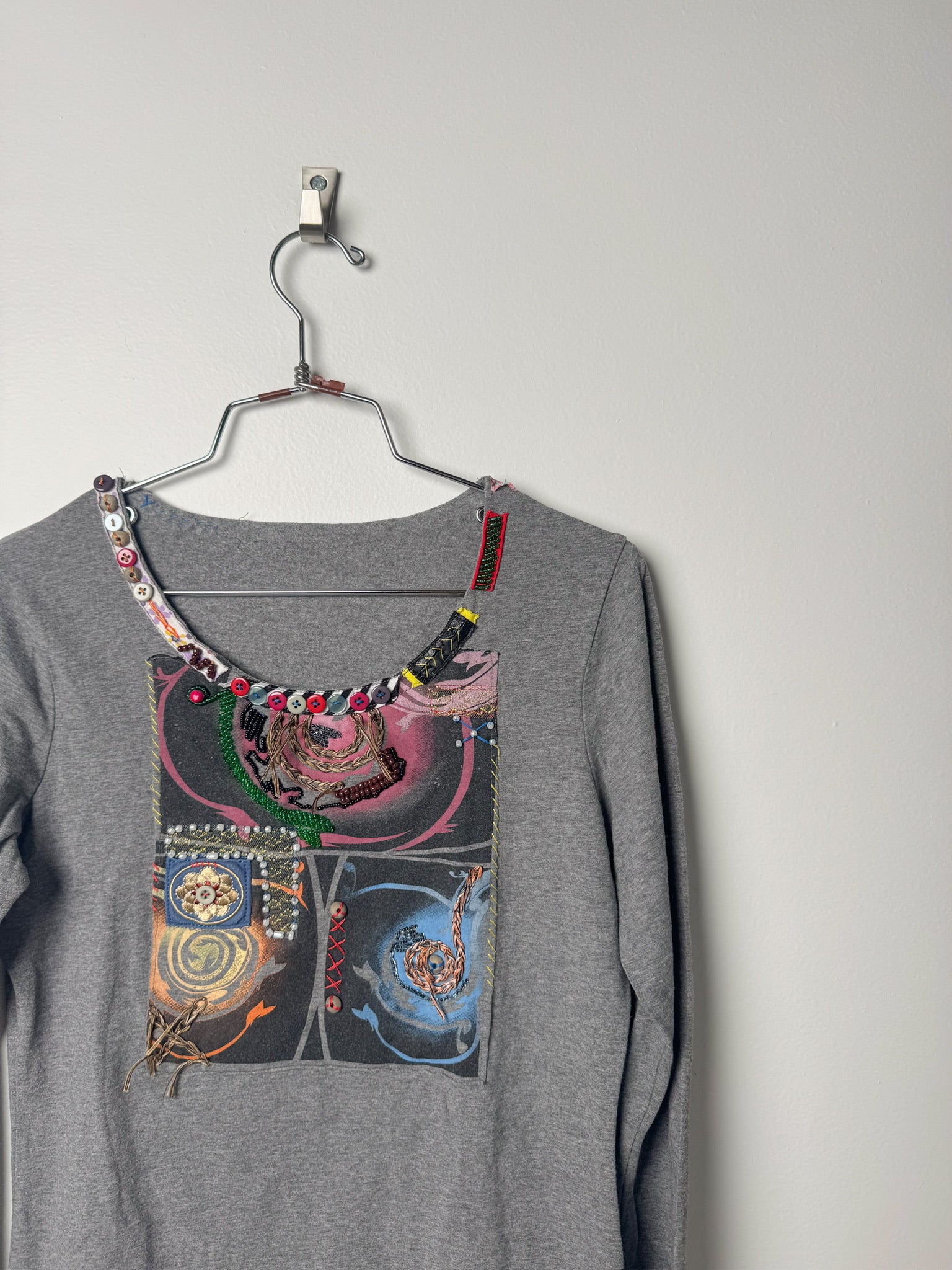 חולצה ארוכה אפורה עם קולאז׳ (M)