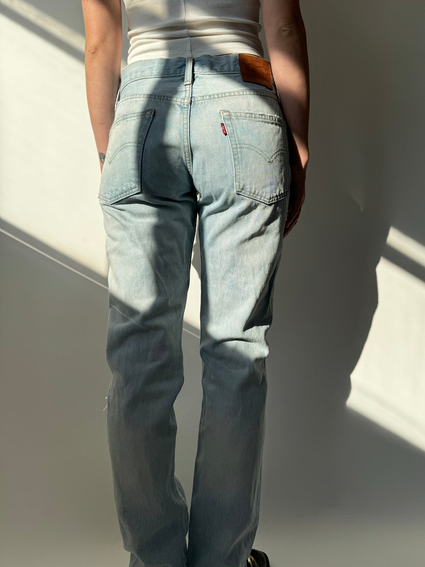 ג׳ינס בהיר עם קרעים Levi’s (34)