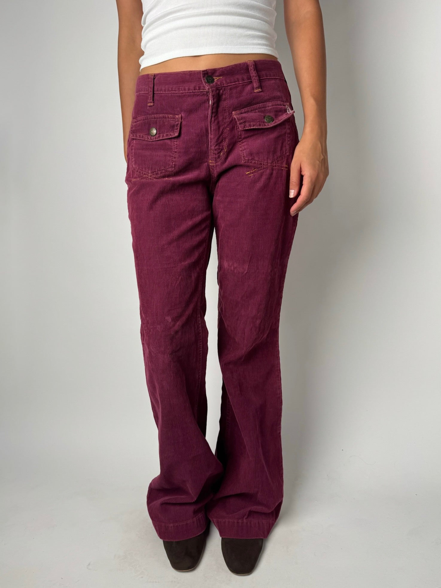 מכנסי קורדרוי סגולים בגזרה מתרחבת (38-40)