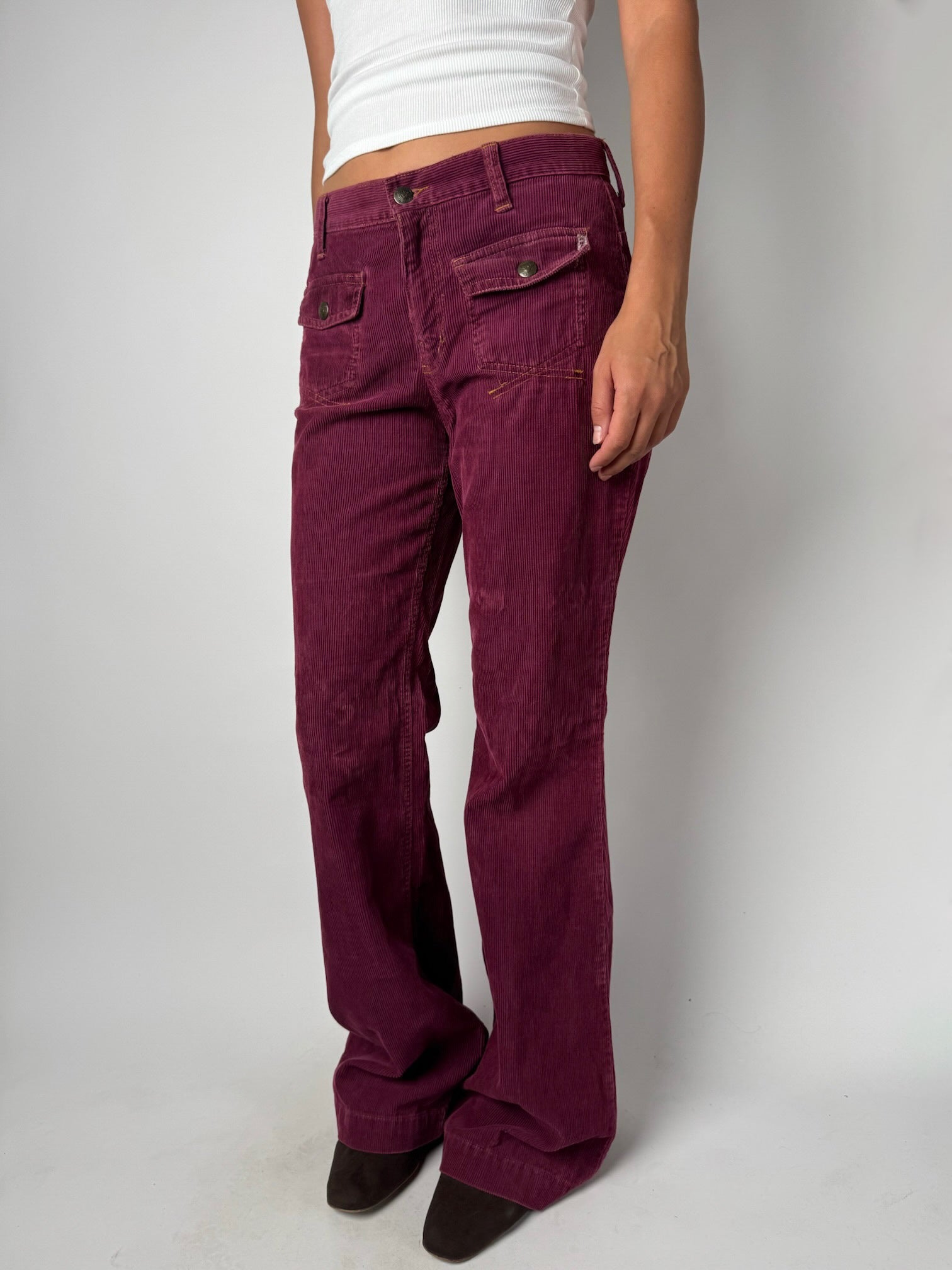 מכנסי קורדרוי סגולים בגזרה מתרחבת (38-40)