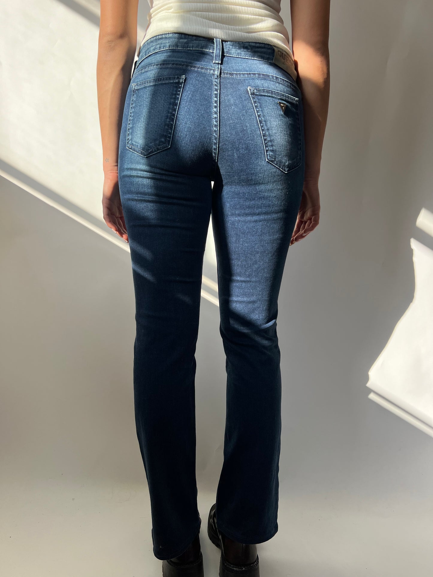 ג׳ינס כהה בגזרה צמודה-ישרה Guess (38)