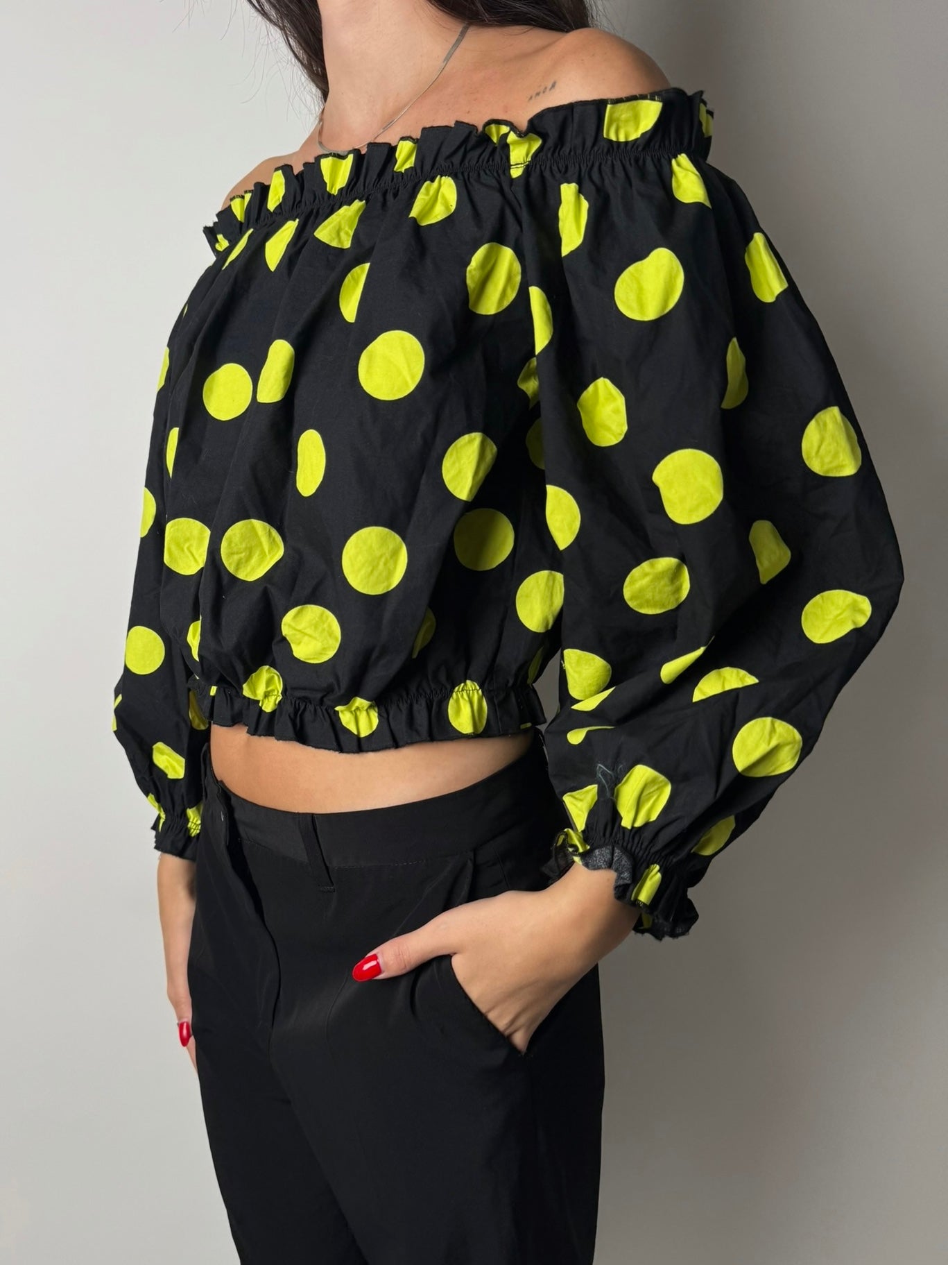 חולצת קרופ מנוקדת בגזרת אוף שולדר GUESS (S)