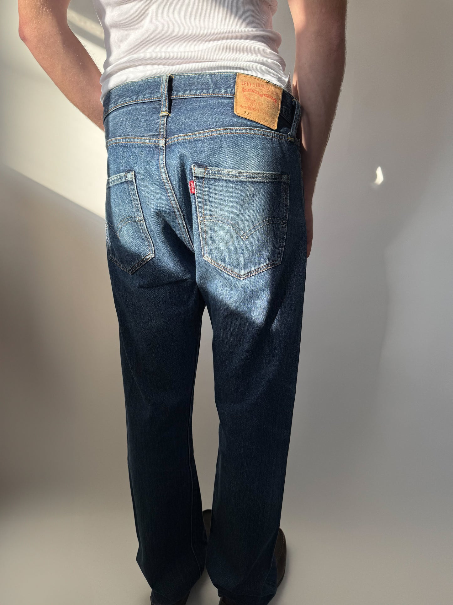 ג׳ינס כהה ומשופשף Levi’s 501 (44)