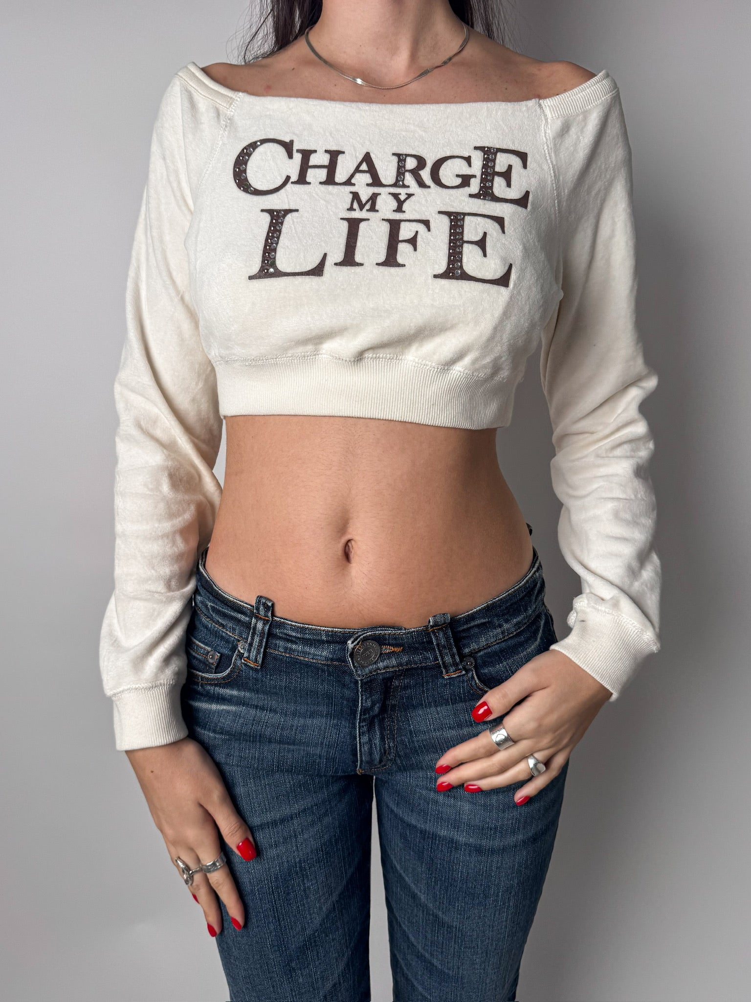 חולצת קרופ קטיפה עם כיתוב (S)