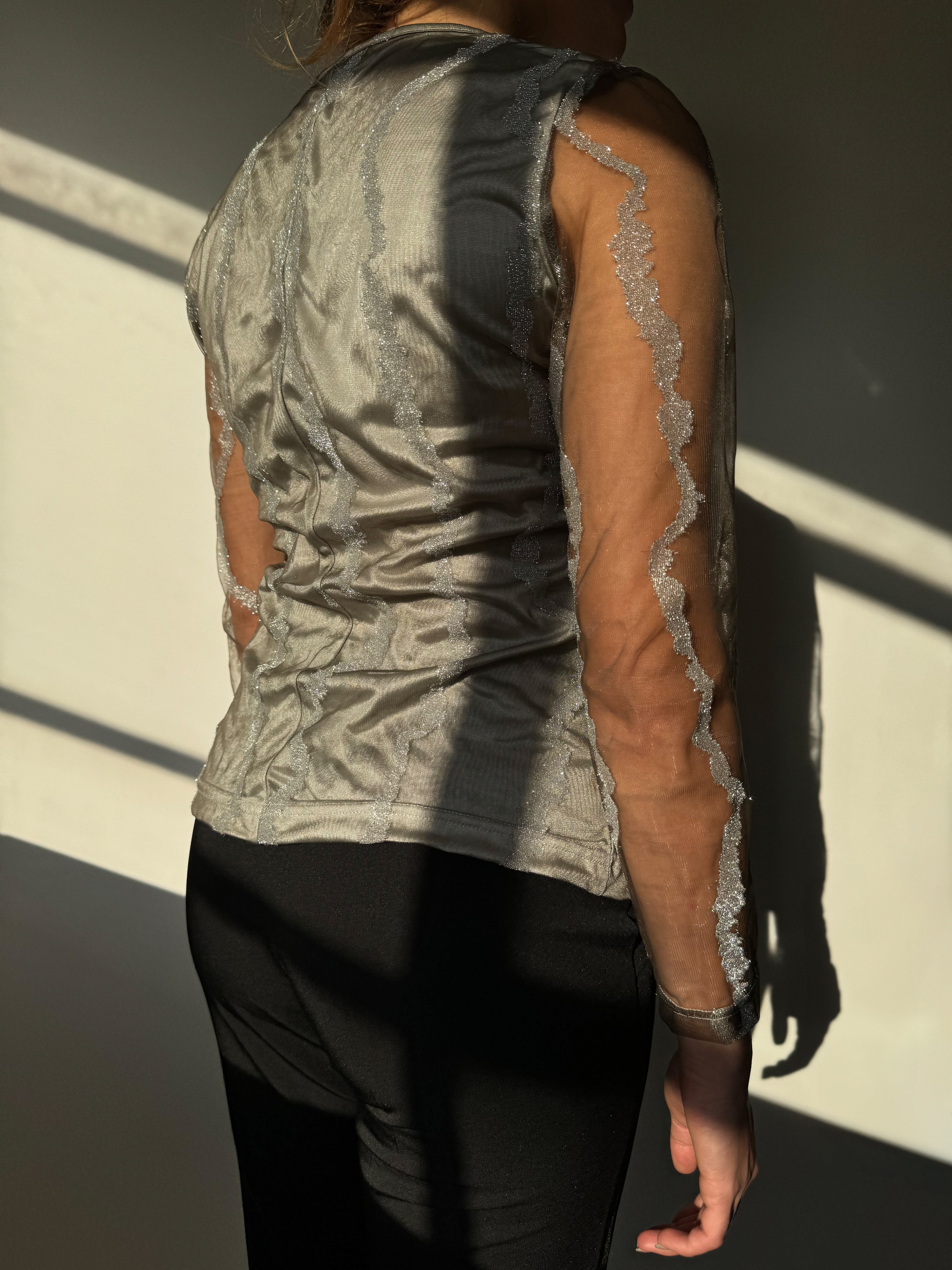 חולצת מש כסופה ומנצנצת (M)