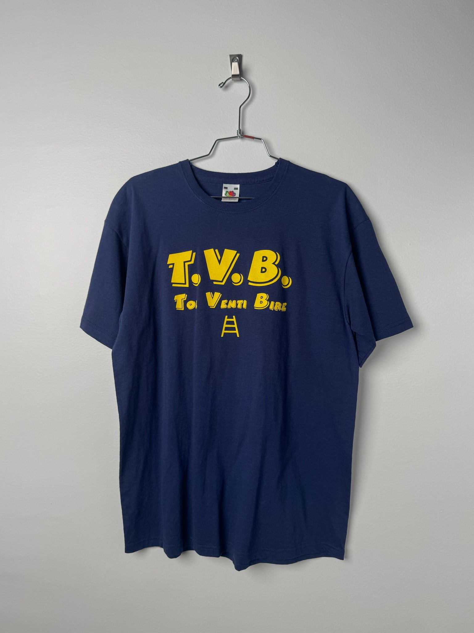 טי שרט כחולה עם הדפס כיתוב צהוב (S-M)