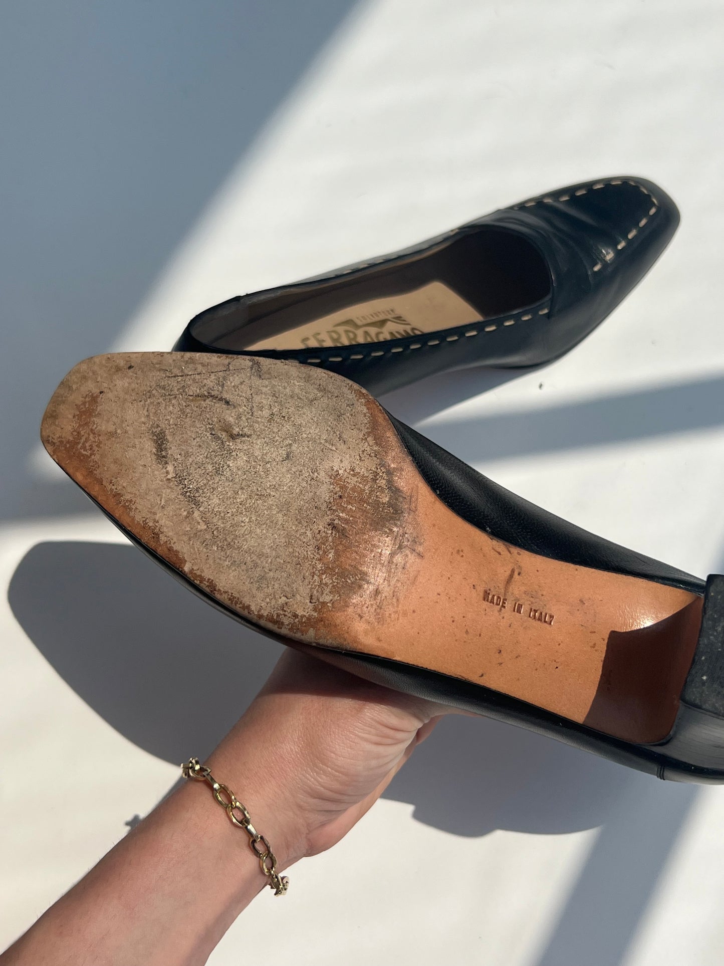 נעלי עקב עור שחורות salvatore ferragamo (38)