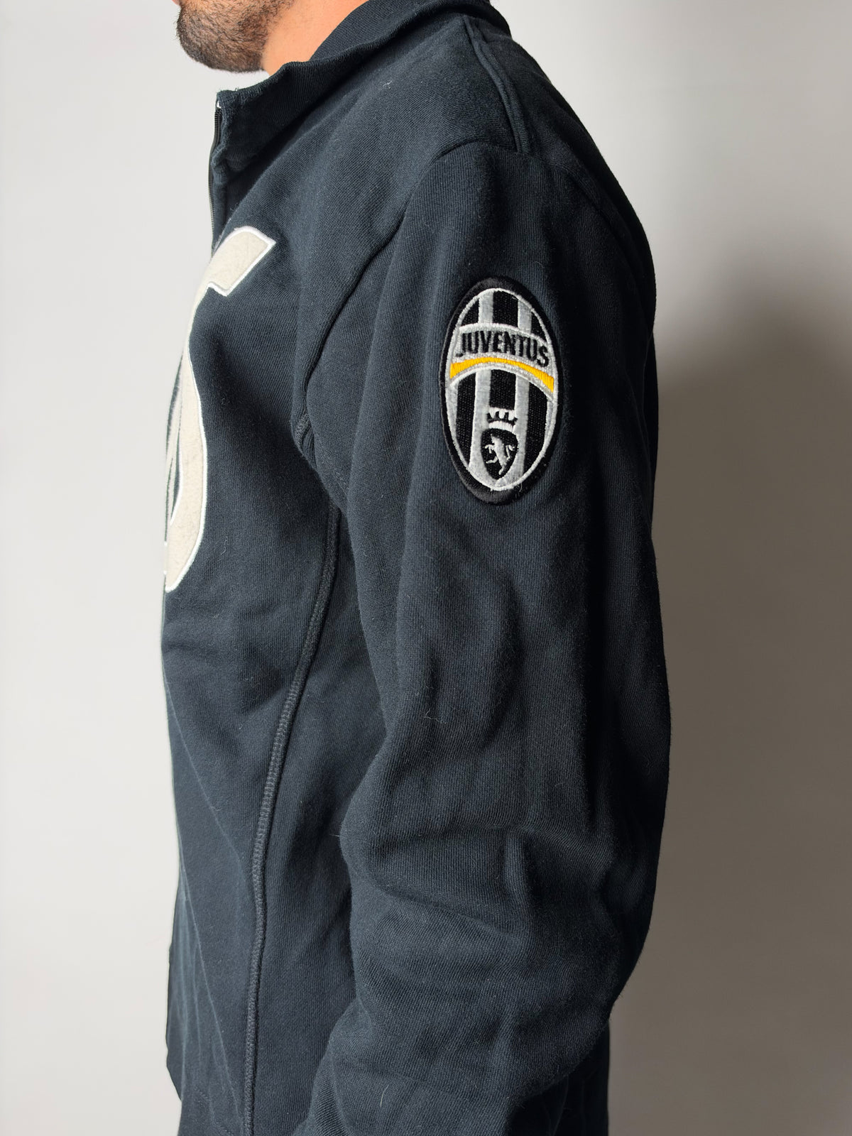 סווטשרט שחור בשילוב פאצ׳ים (L) Juventus