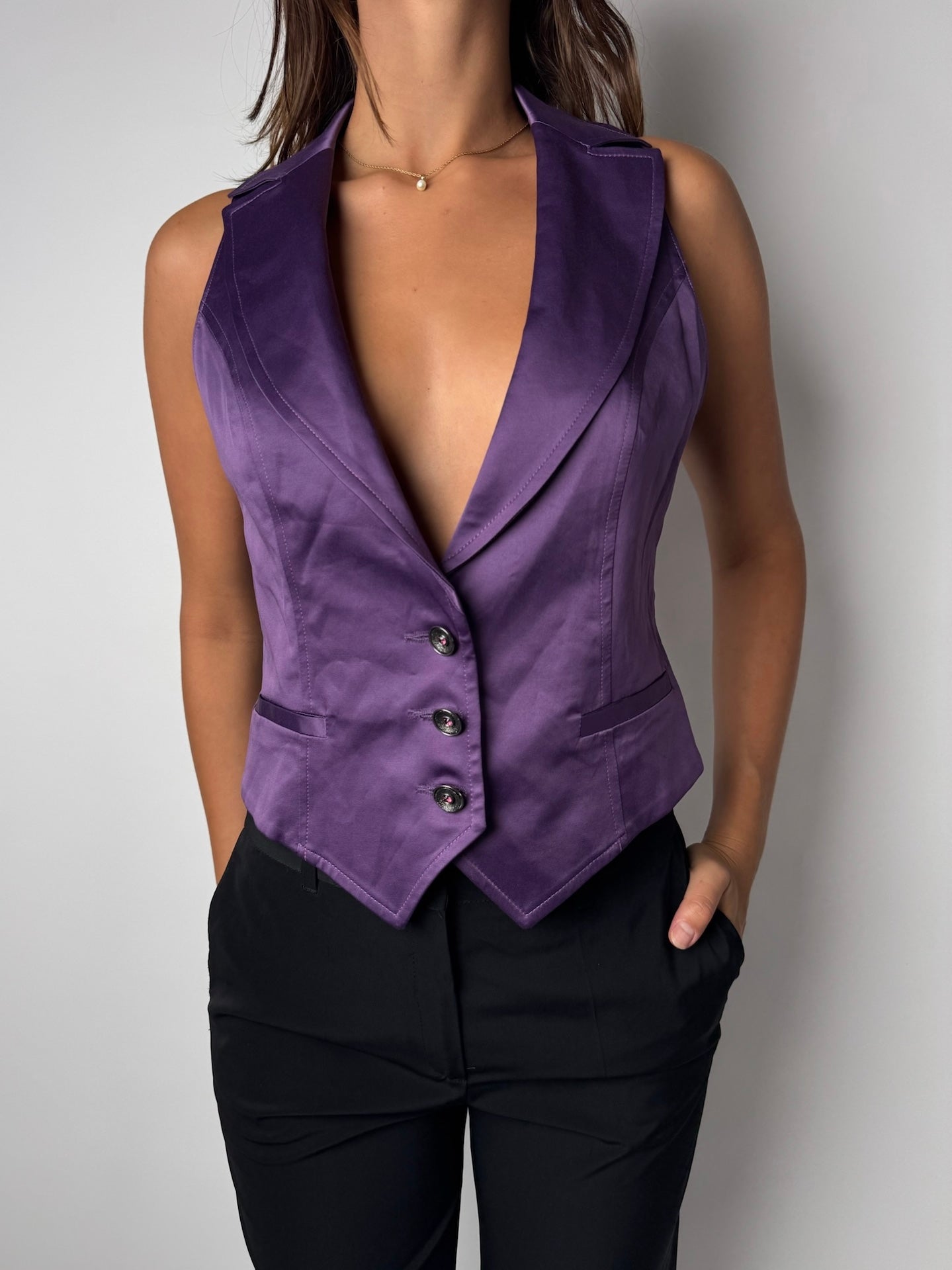 וסט סאטן סגול עם כפתורים (M)