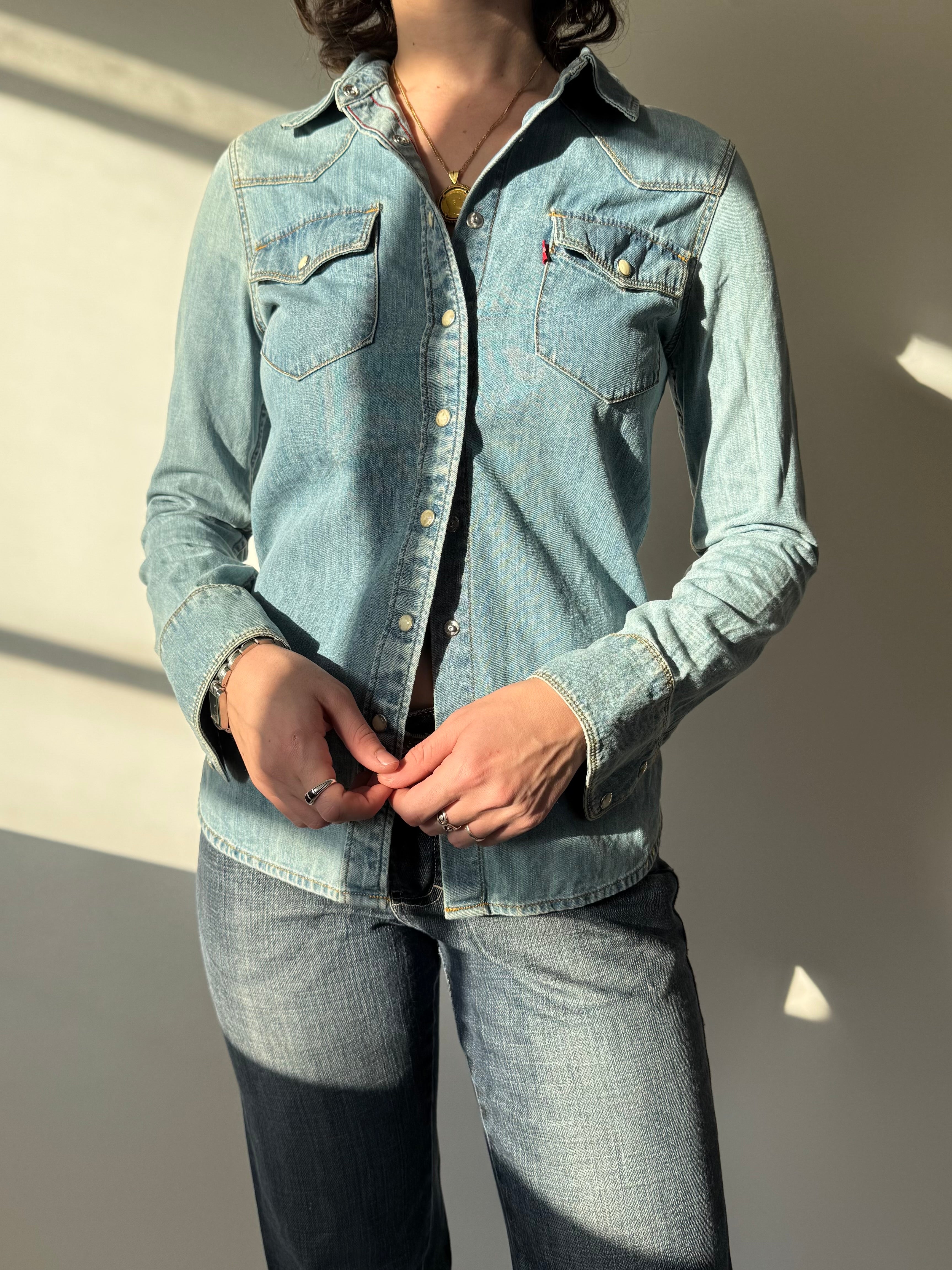 חולצת ג׳ינס מכופתרת Levi’s (XS)