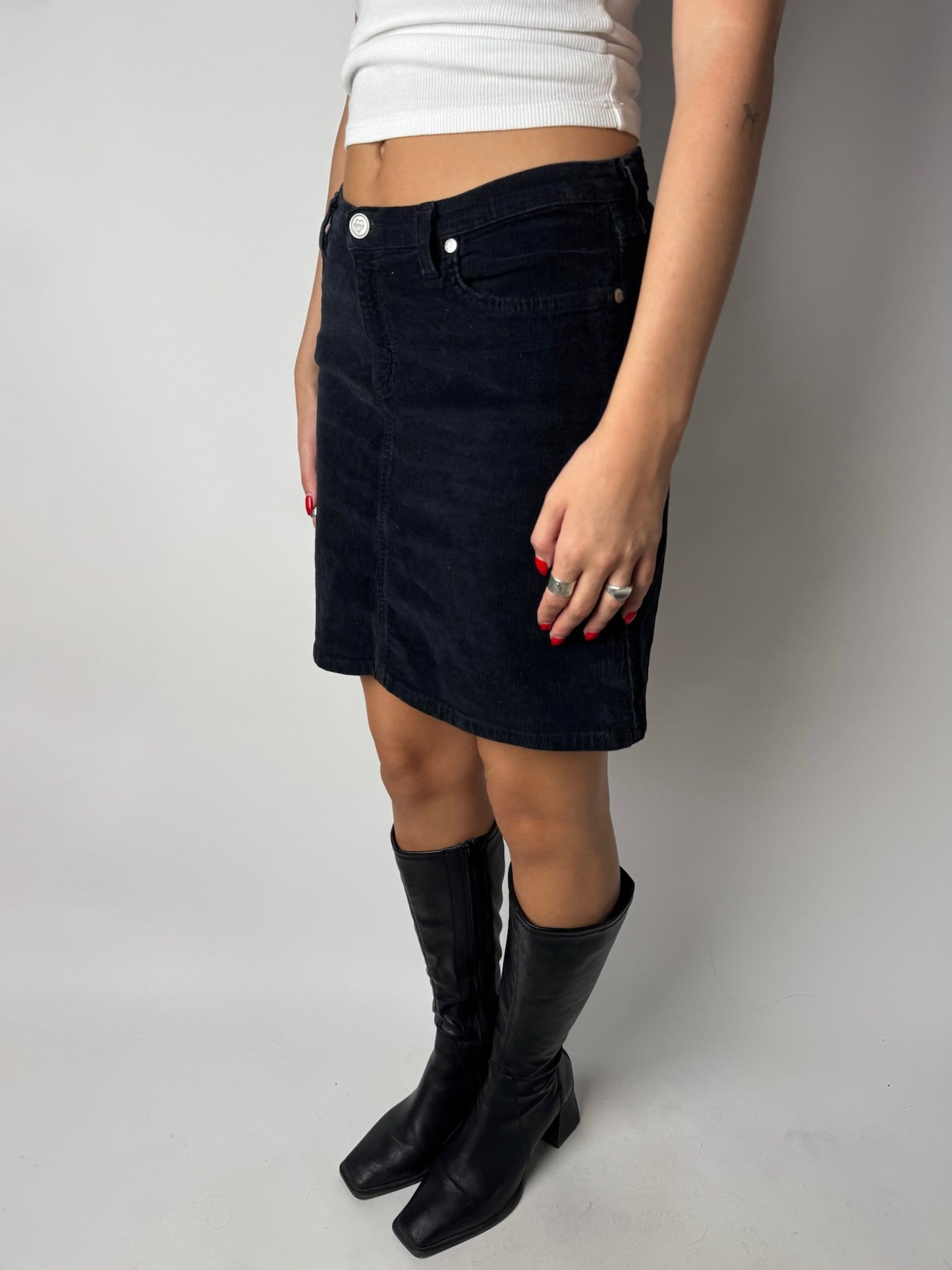 חצאית מיני קורדרוי שחורה (36-38)