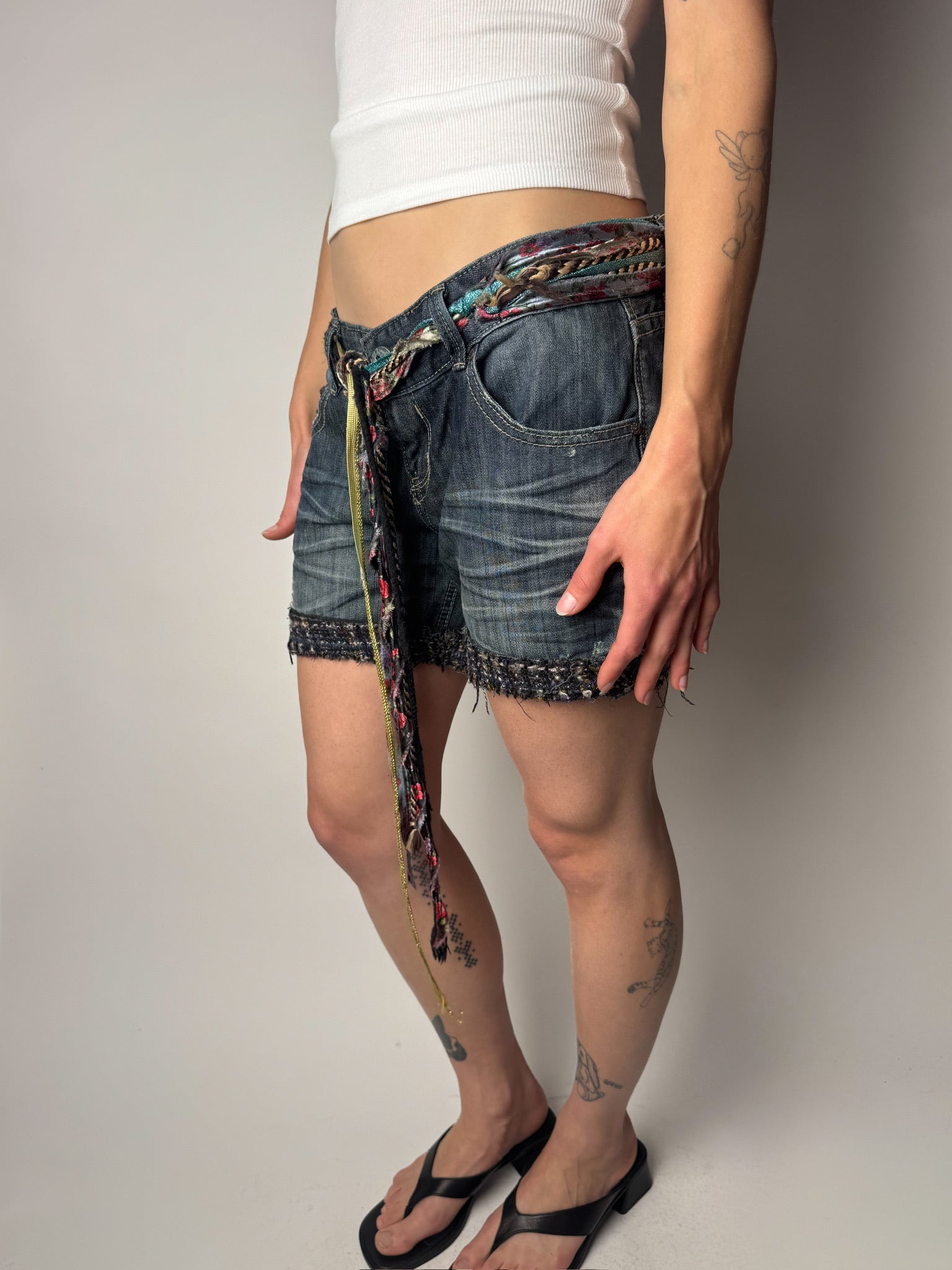 ג׳ינס קצר עם חגורת חבלים צבעונית Desigual (40)