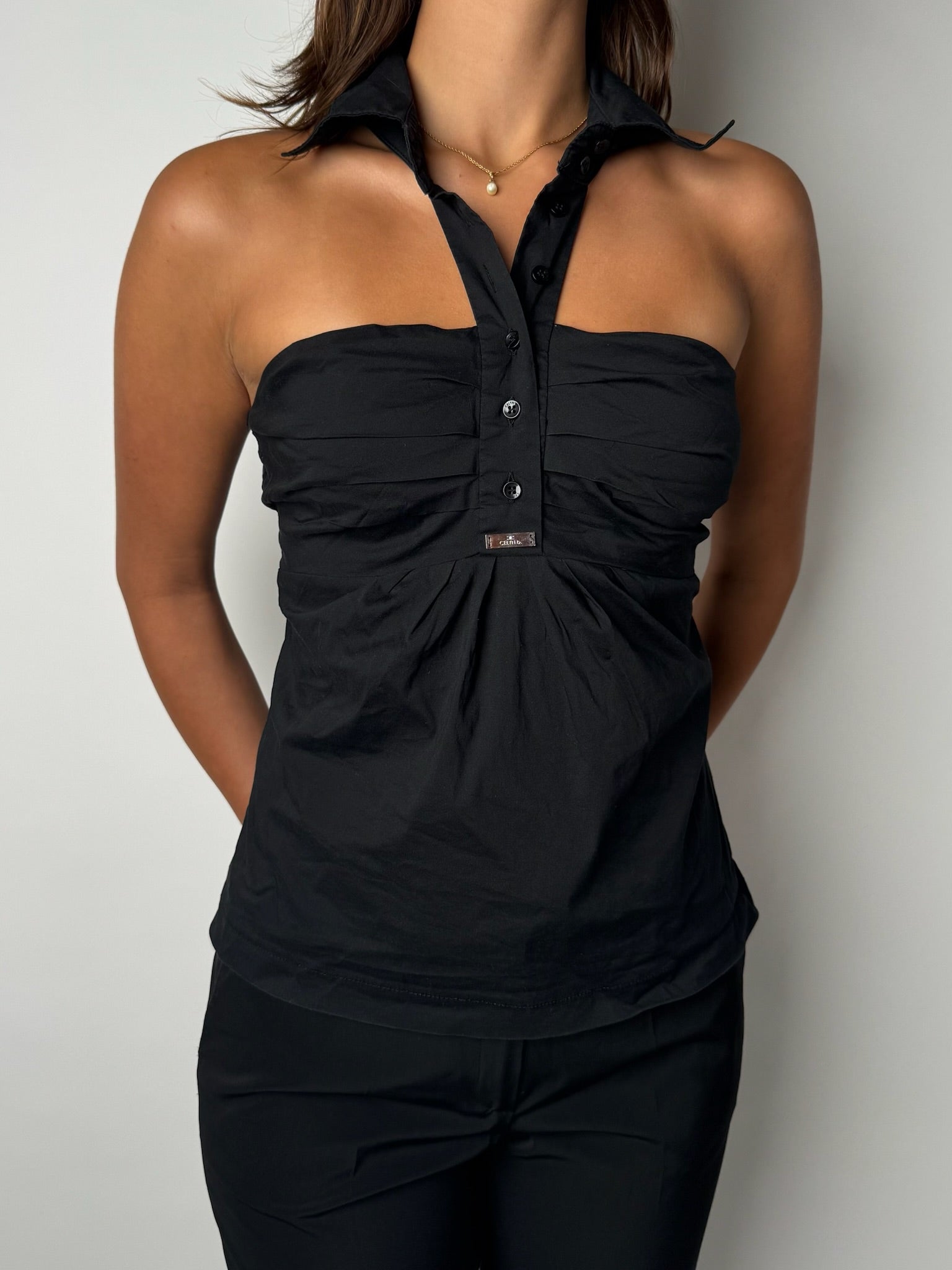 גופיית צווארון שחורה (M)