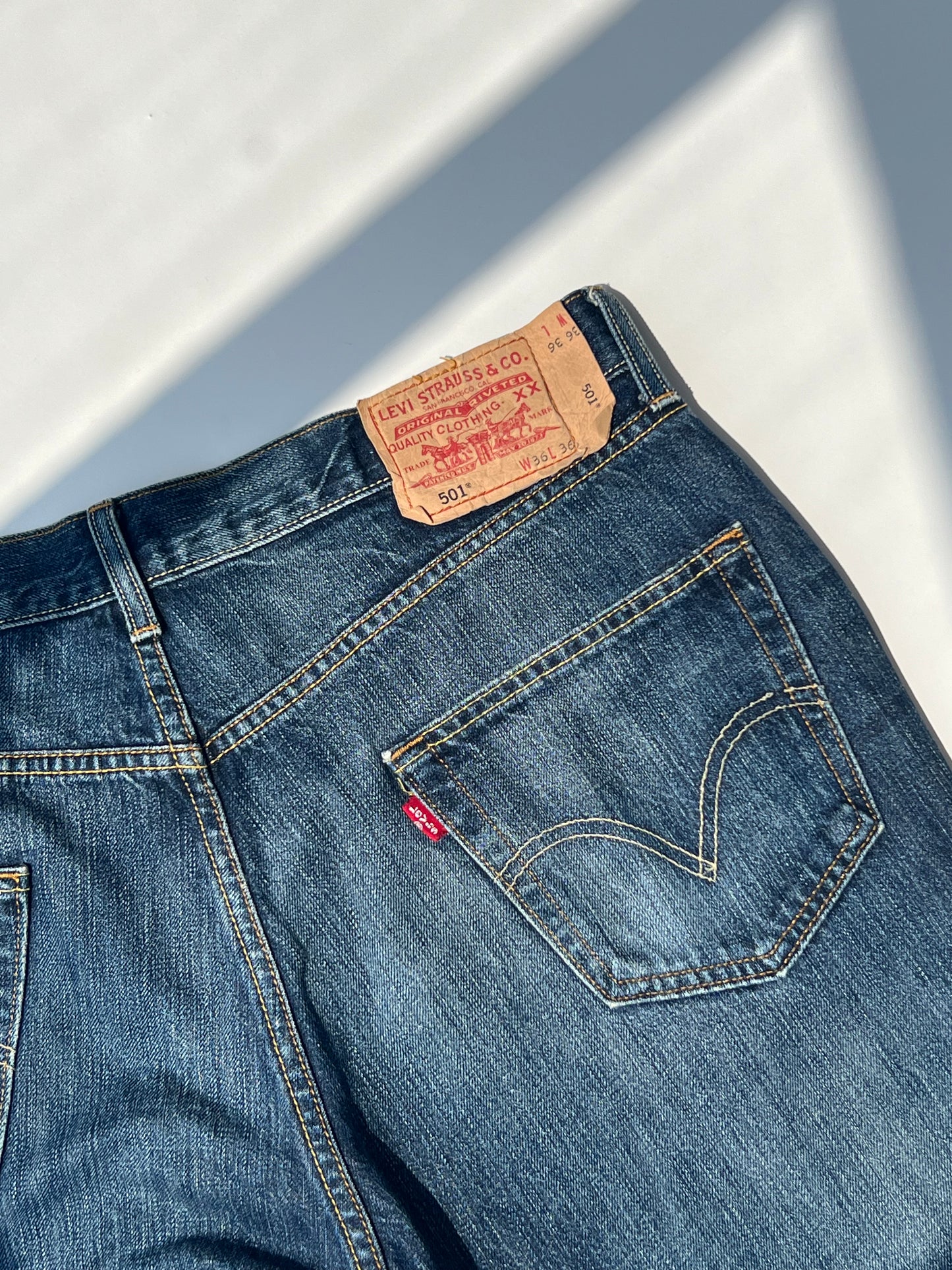 ג׳ינס כהה משופשף Levi's (46)