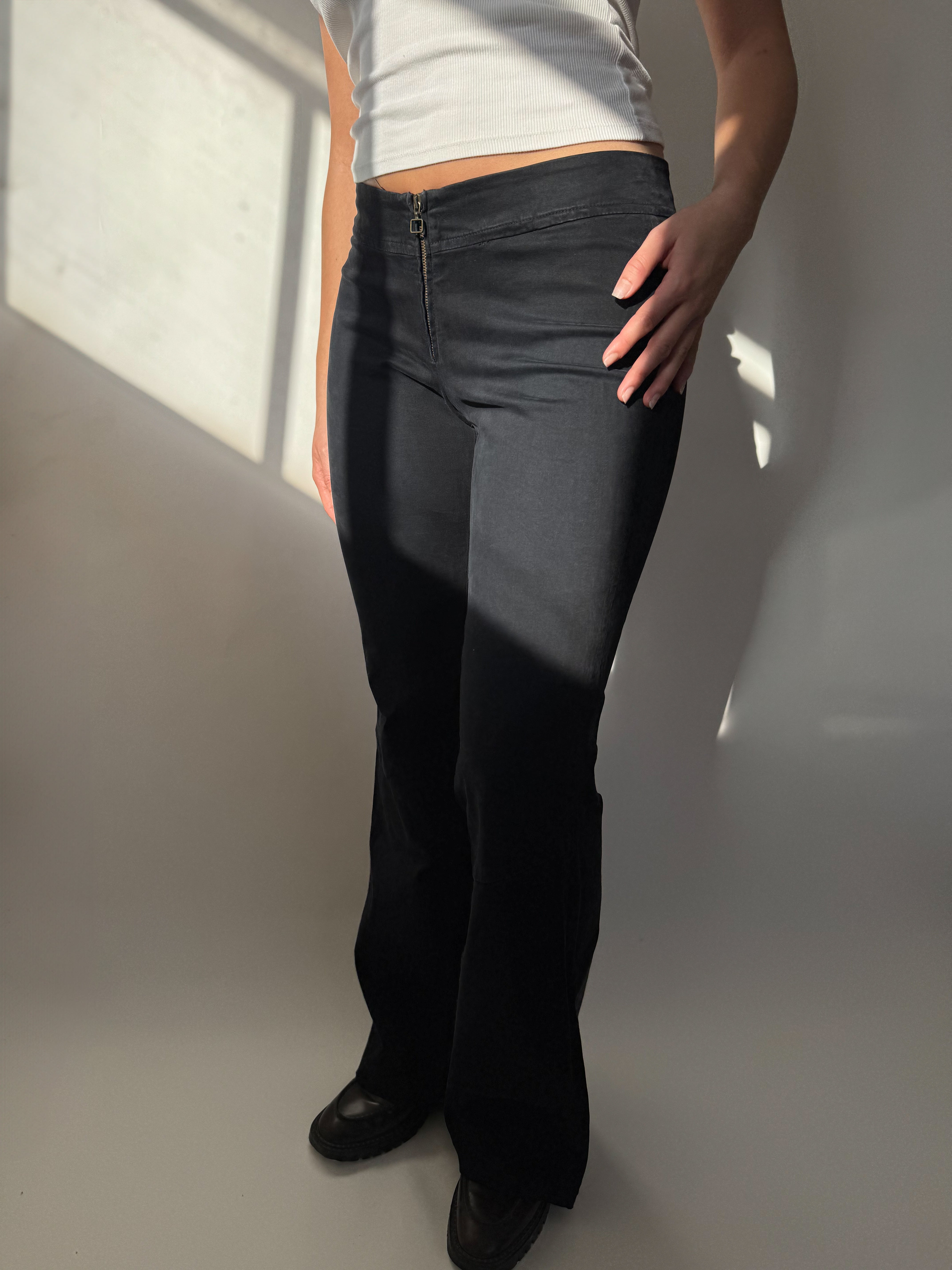 מכנסיים שחורים בגזרה מתרחבת Replay (38)