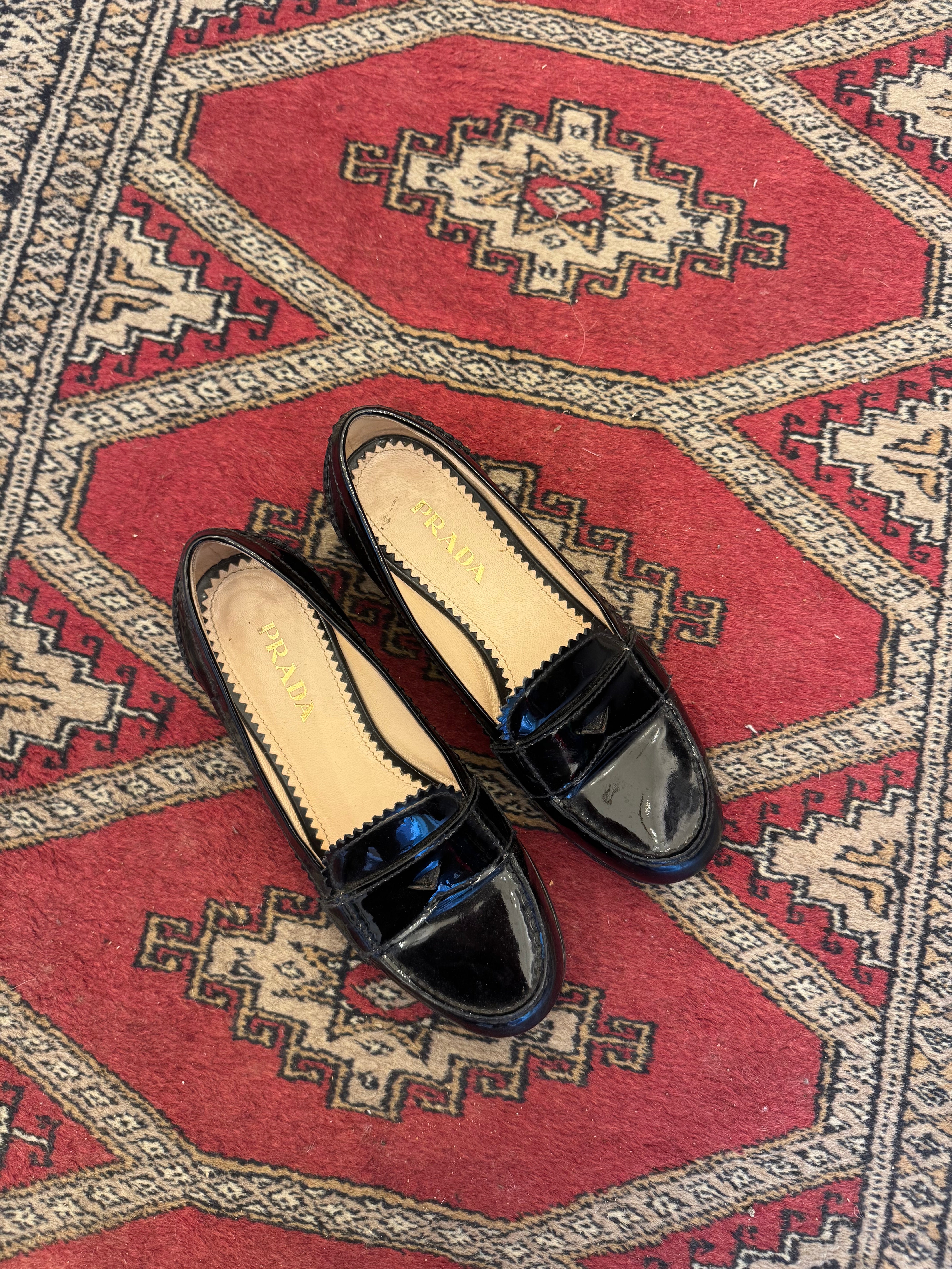 נעלי מוקסין מבריקות Prada (35)