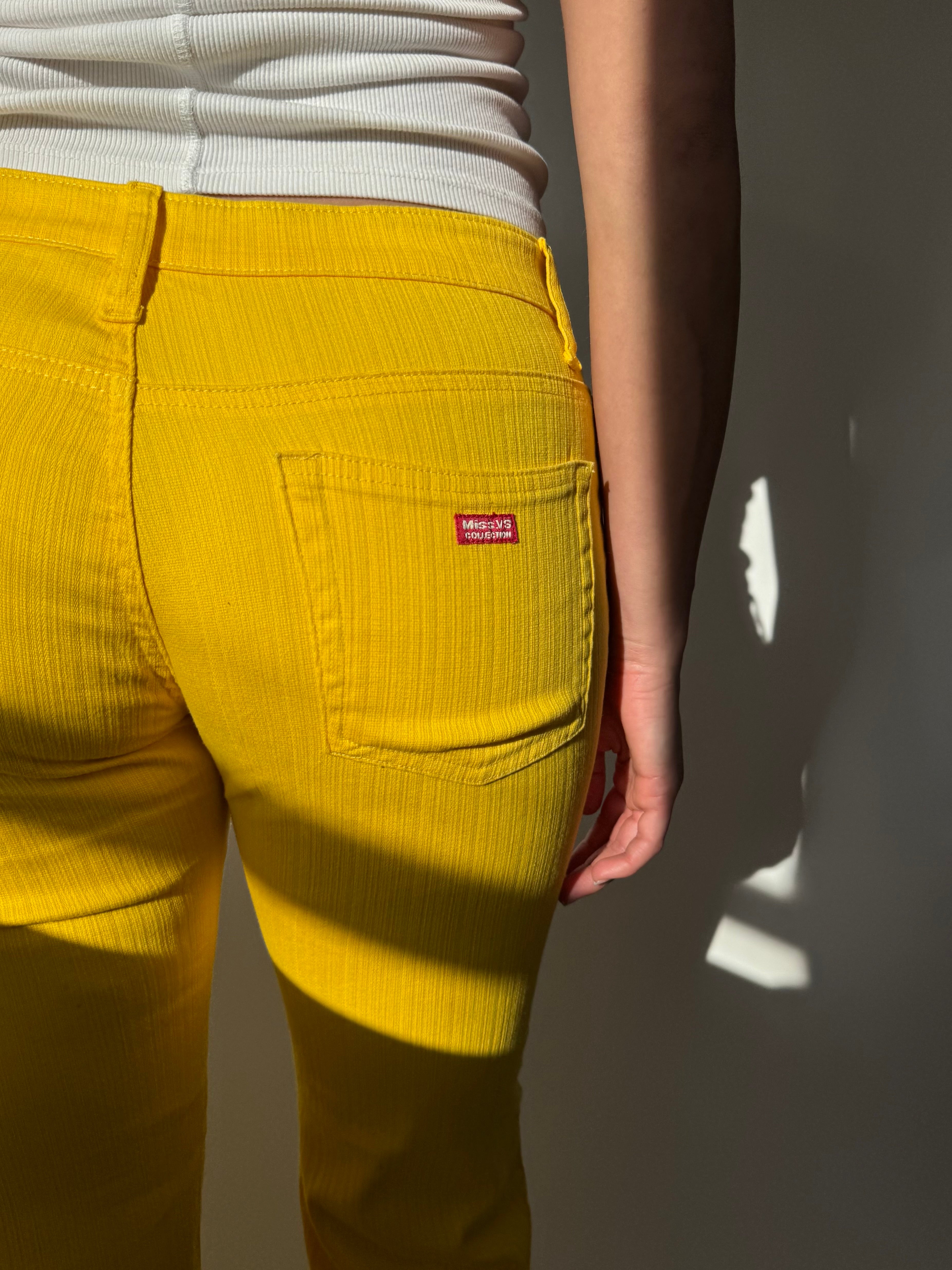 מכנסיים צהובים עם טקסטורת פסים (38)