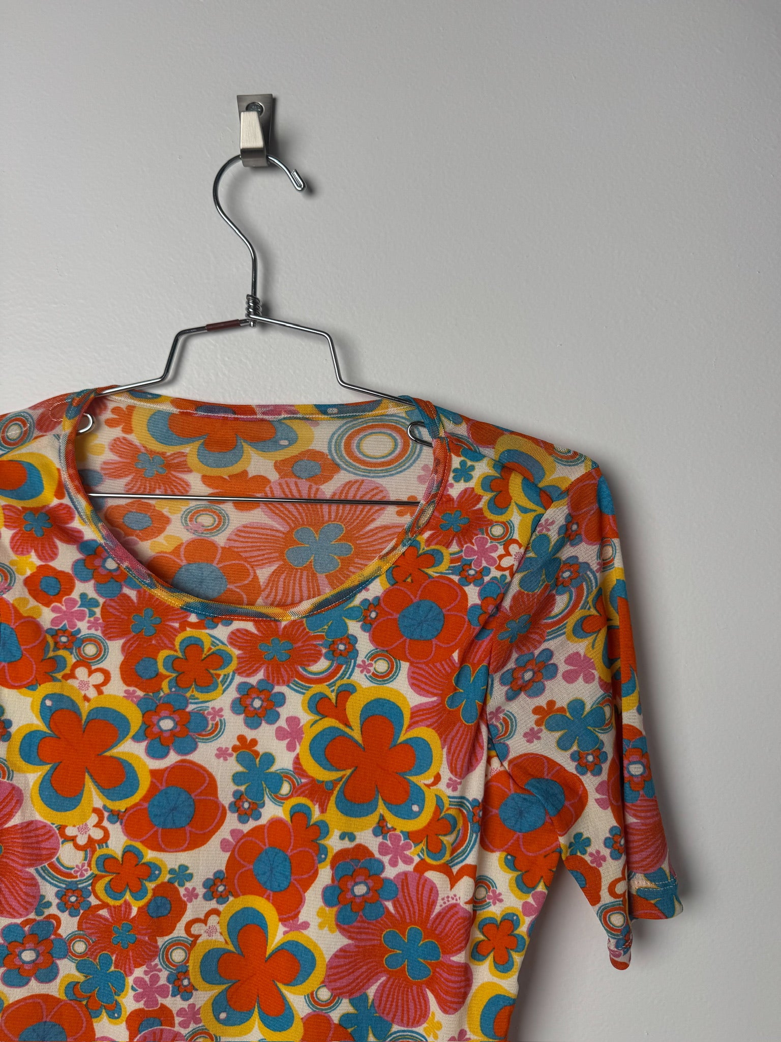 ‎חולצה פרחונית צבעונית (M)
