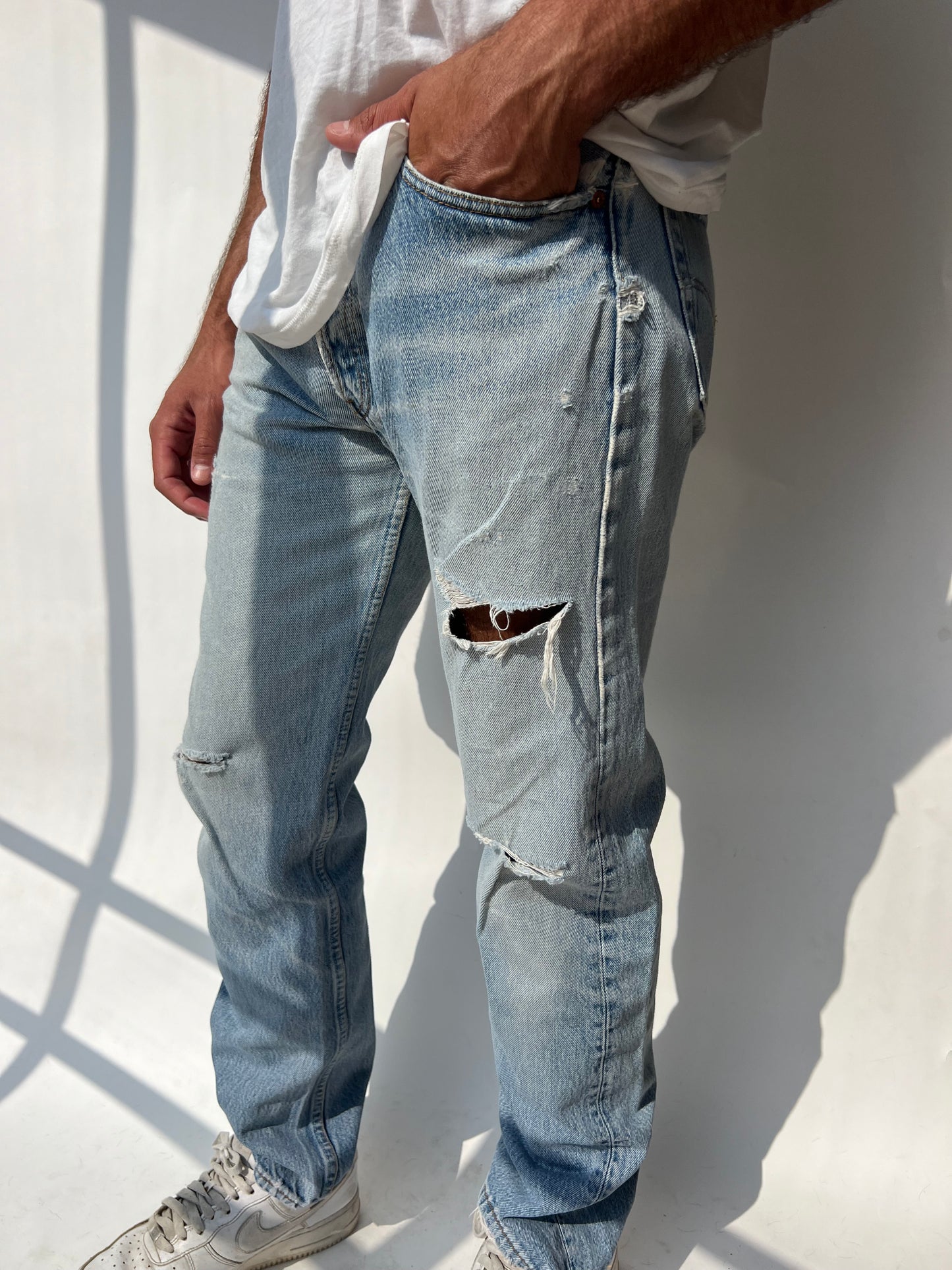 ג׳ינס קרעים בהיר Levi's 501 (42)