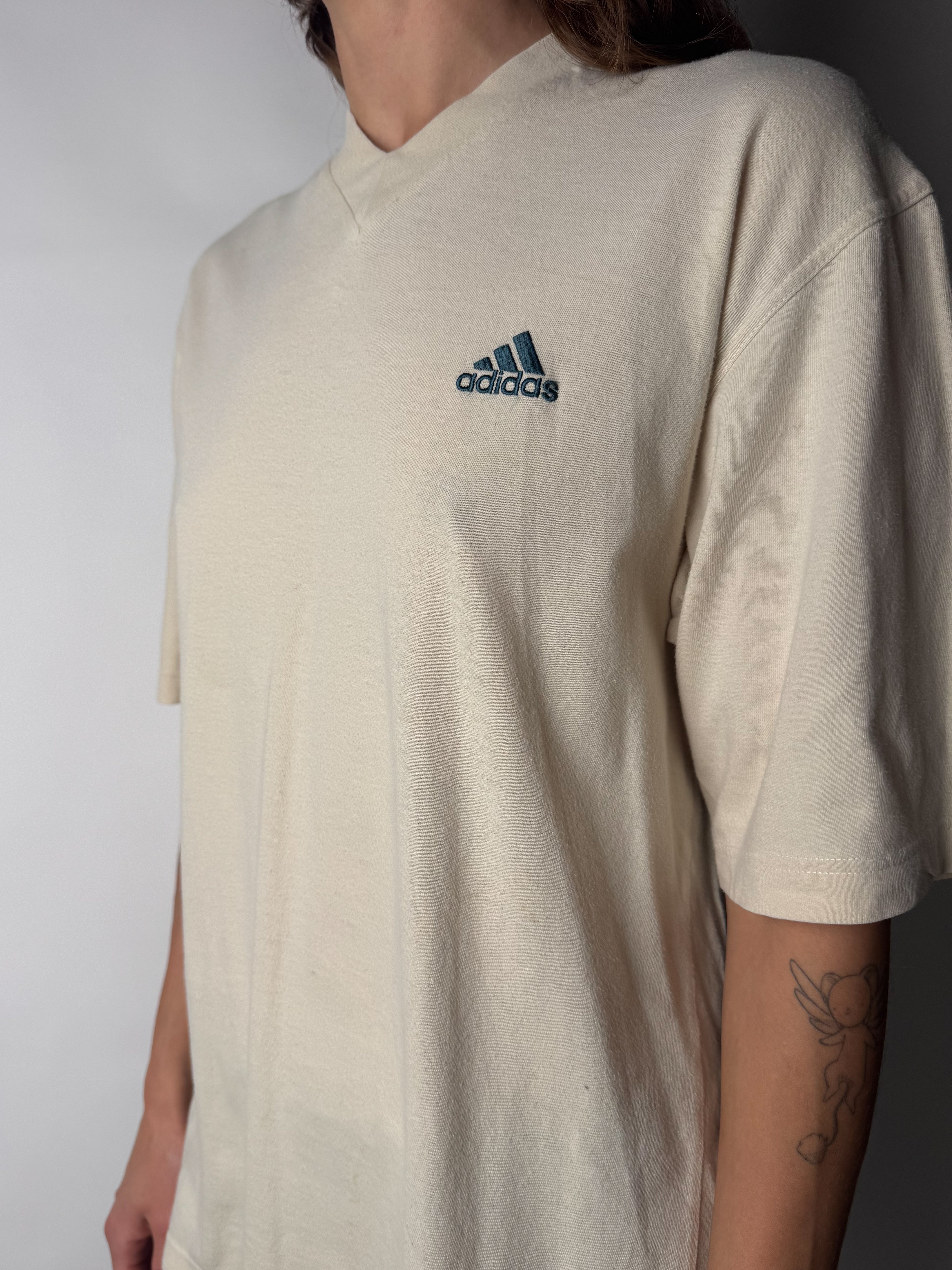 טי שרט בז׳ Adidas (M)