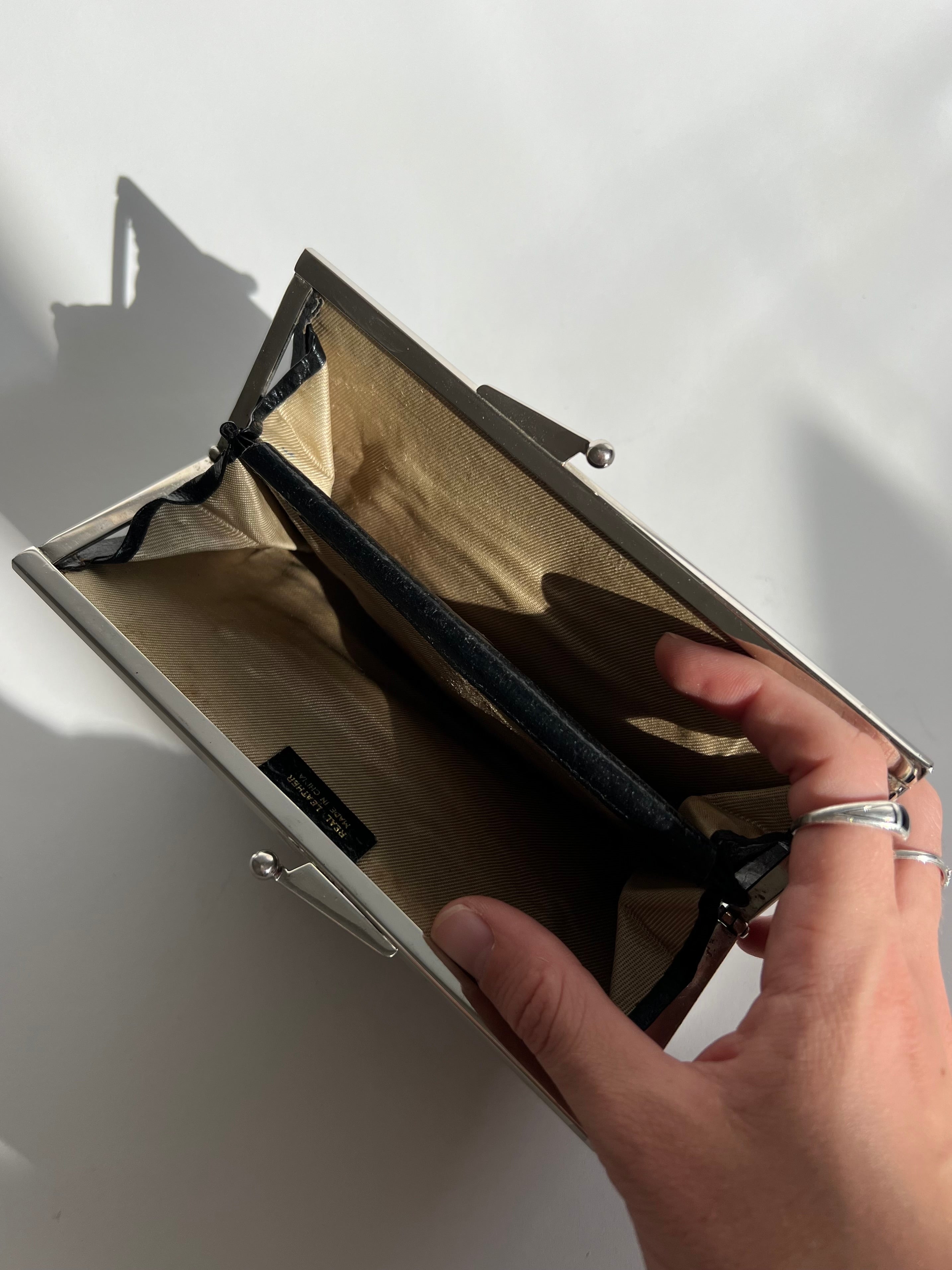 ארנק עור שחור עם סגירת קליק