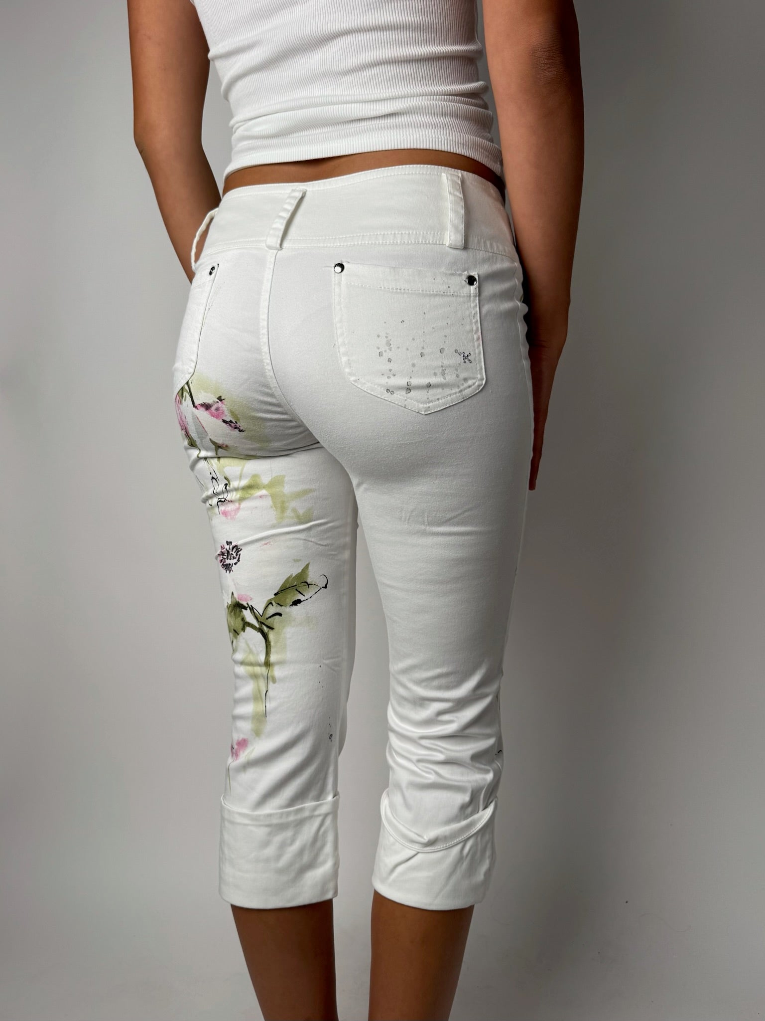 מכנסי 3/4 לבנים עם הדפס פרחים (38-40)