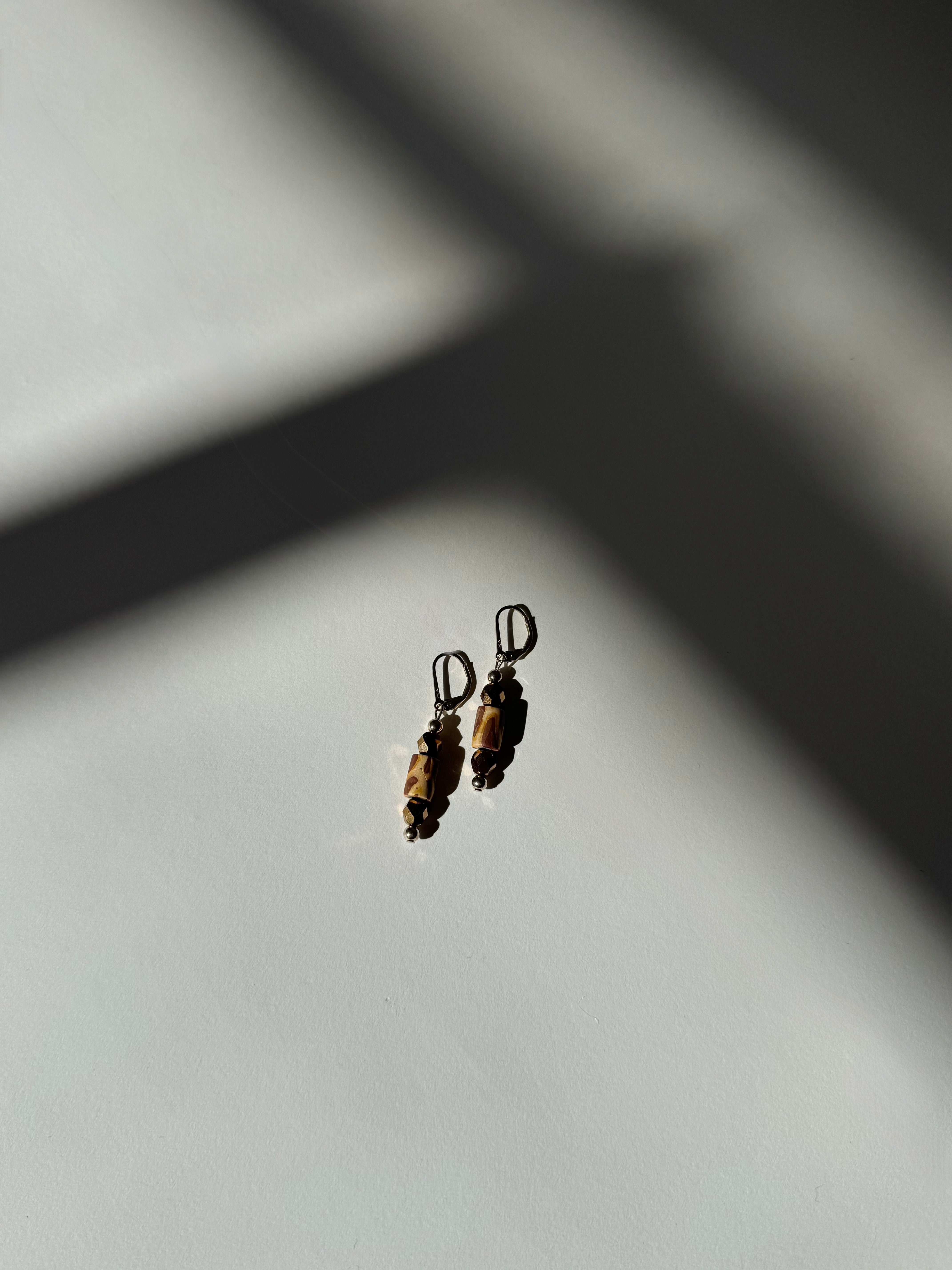 עגילי כסף בשילוב אבנים זהובות עם טקסטורה