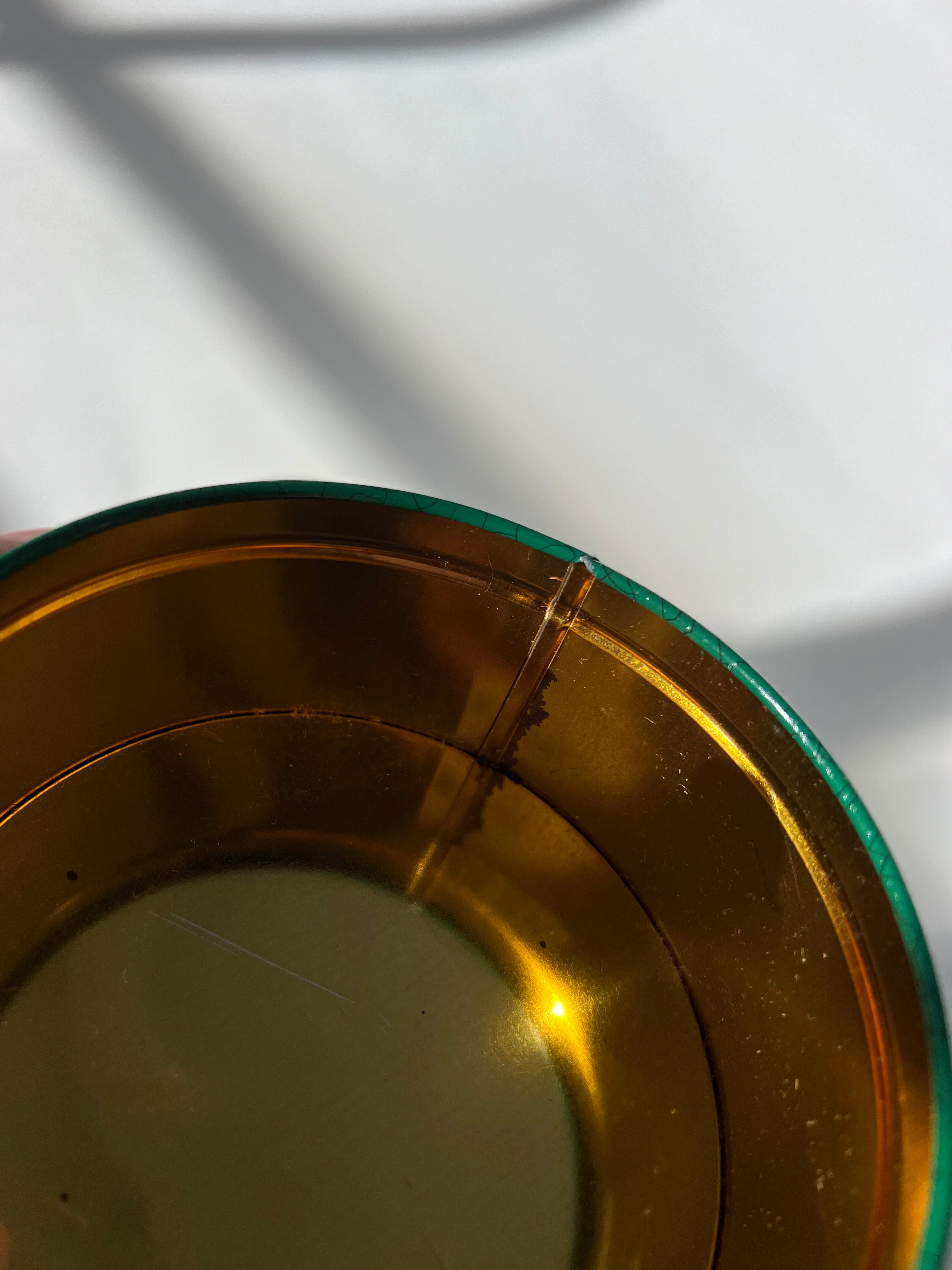 קופסת מתכת ירקרקה