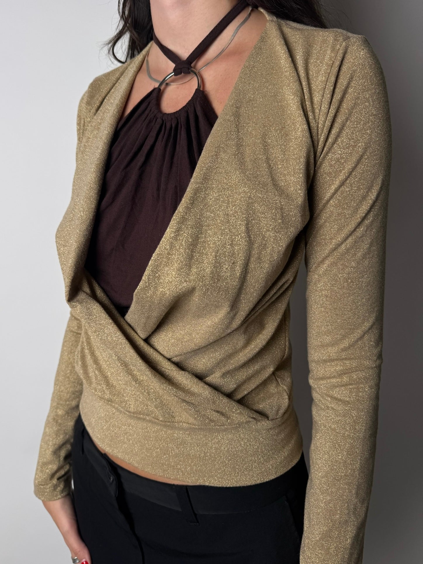‎חולצת מעטפת זהב מנצנצת (M)