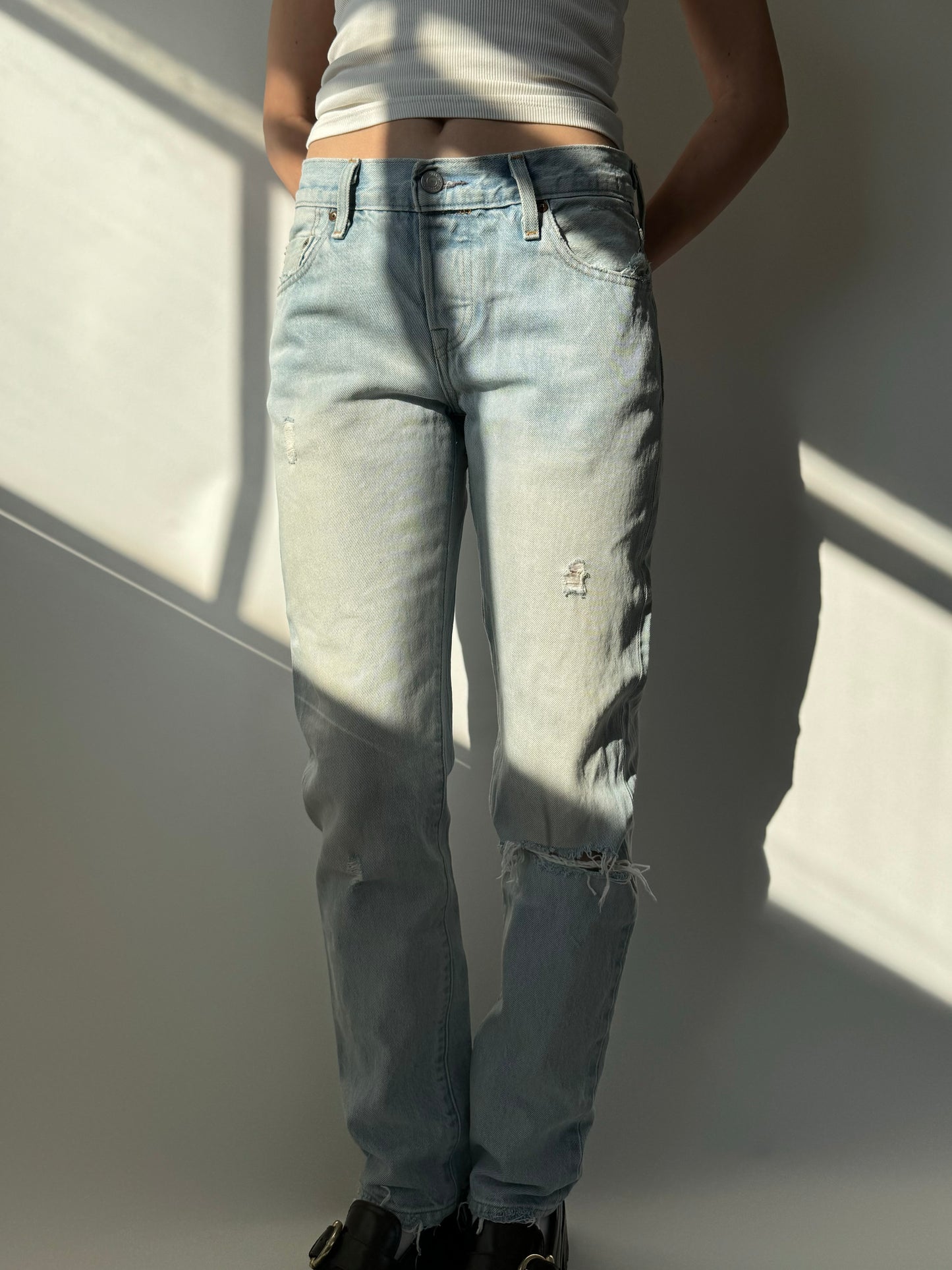 ג׳ינס בהיר עם קרעים Levi’s (34)