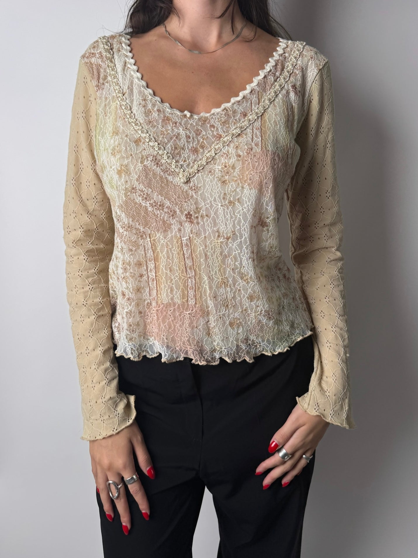 חולצת תחרה בגוון שמנת-ורדרד (M)