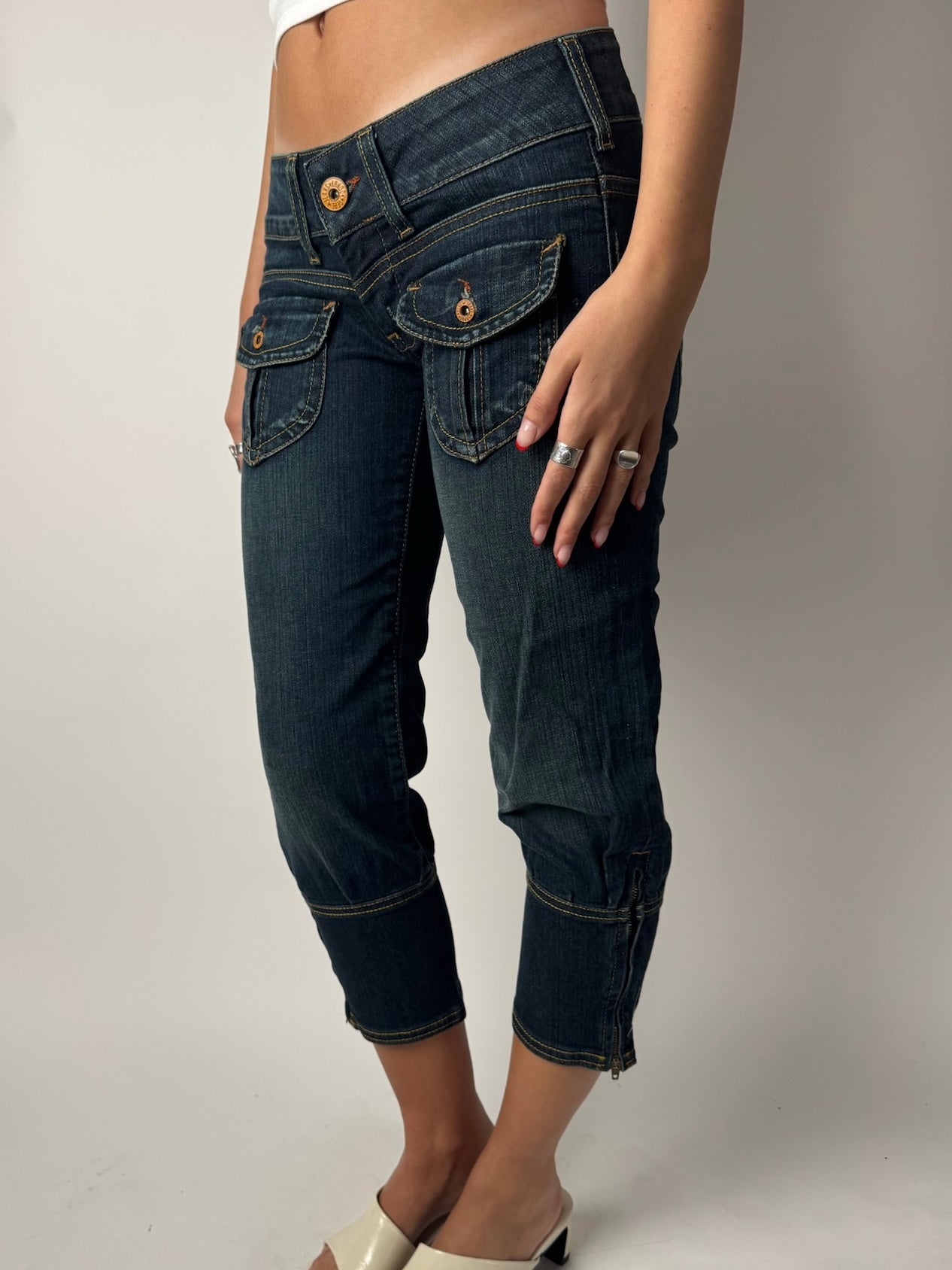 ג׳ינס 3/4 כהה בגזרה נמוכה (36)