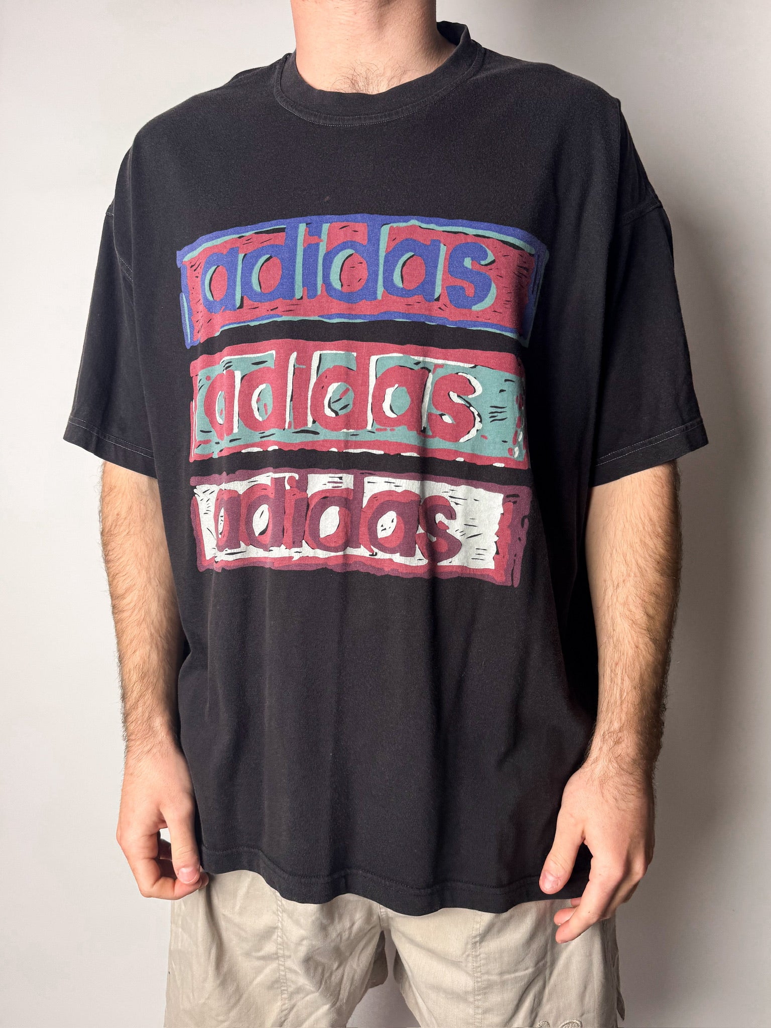 טי שירט בהדפס Adidas (XL)