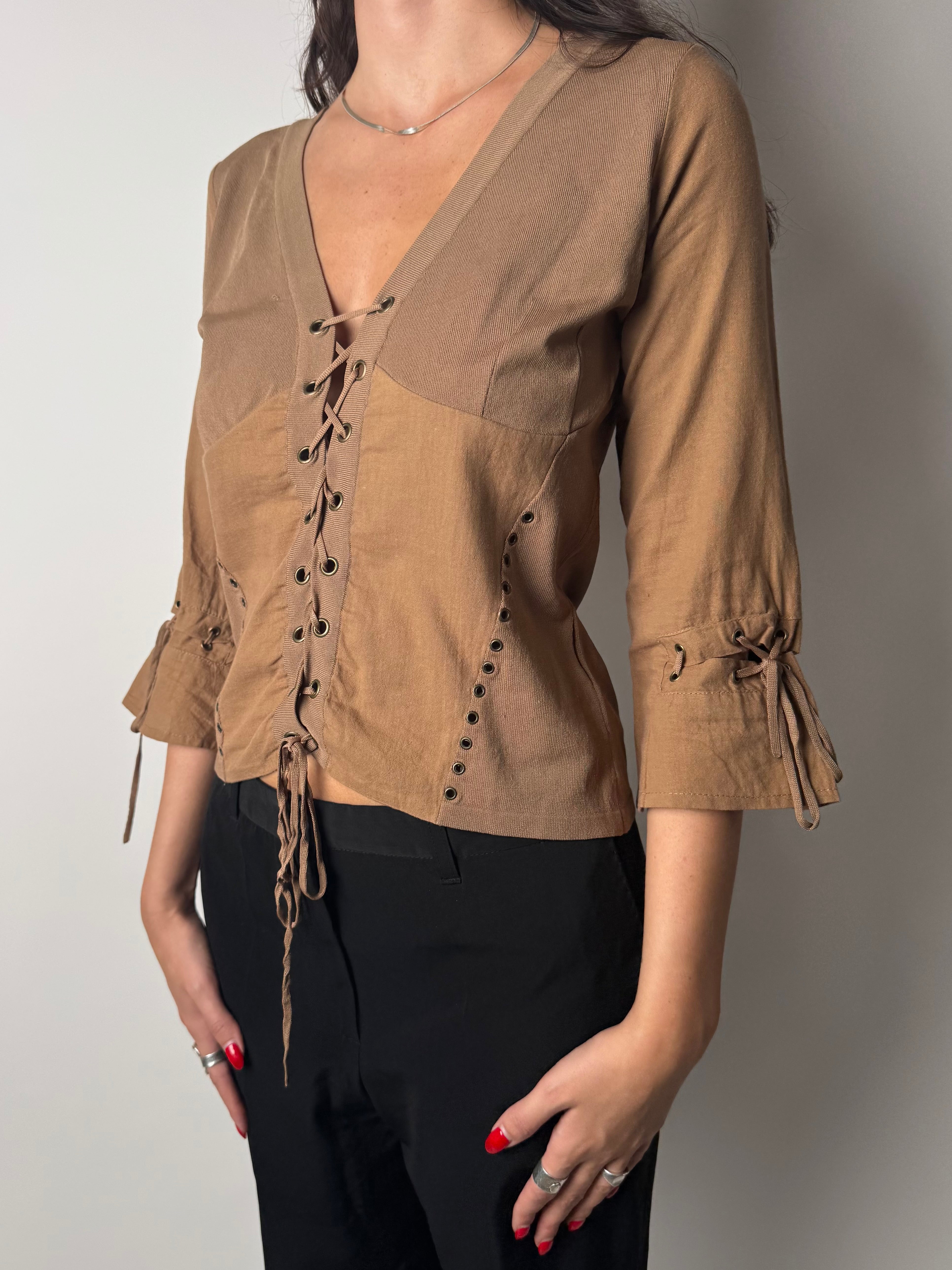 חולצת קשירות בגוון קאמל (M)