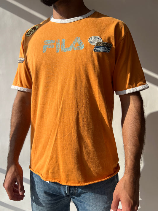 טי שרט כתומה בשילוב פאצ׳ים Fila (M)